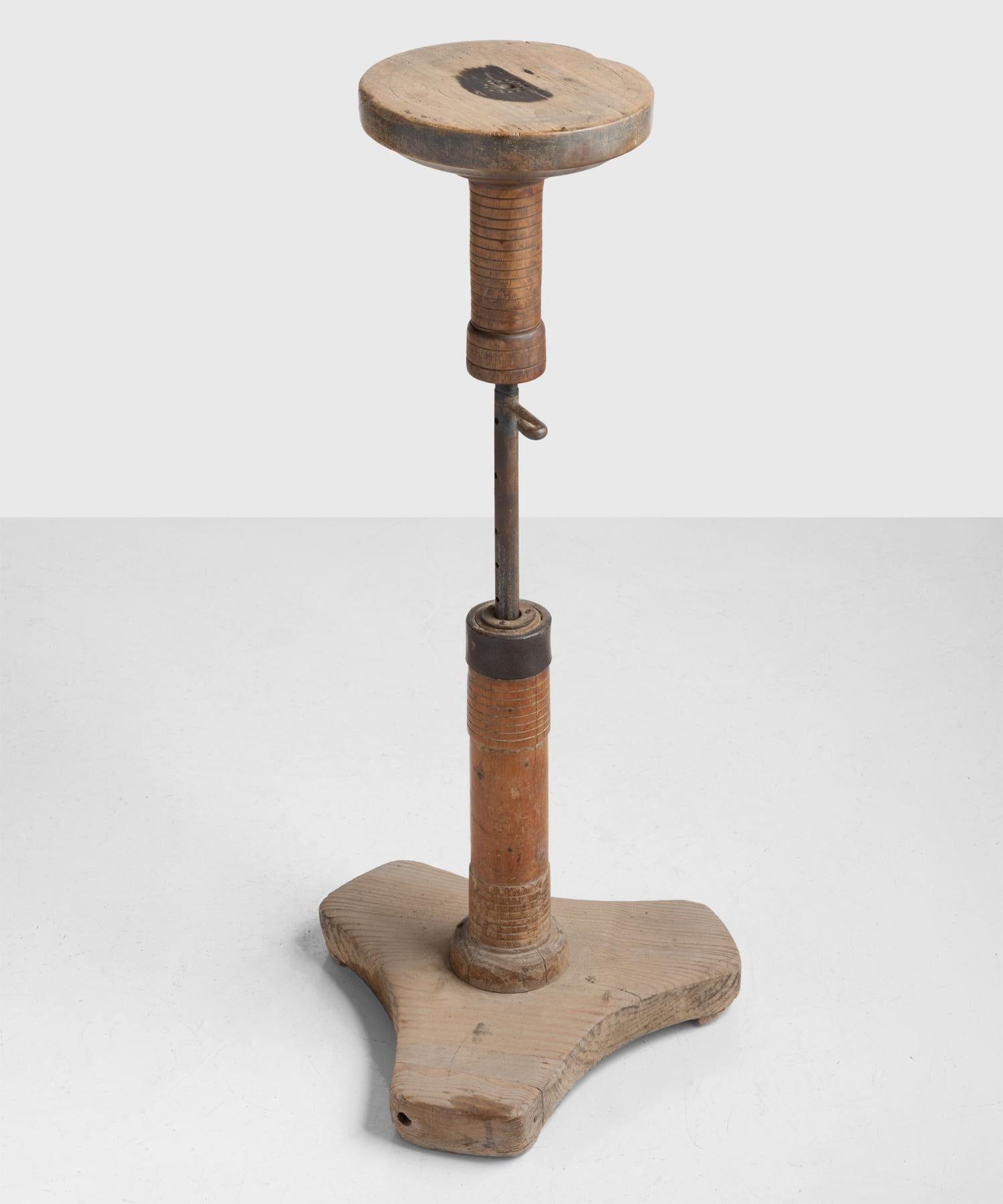 Industrial pine and iron sculptor stand, England, circa 1900.

With adjustable height and swivel top.

Measure: 28