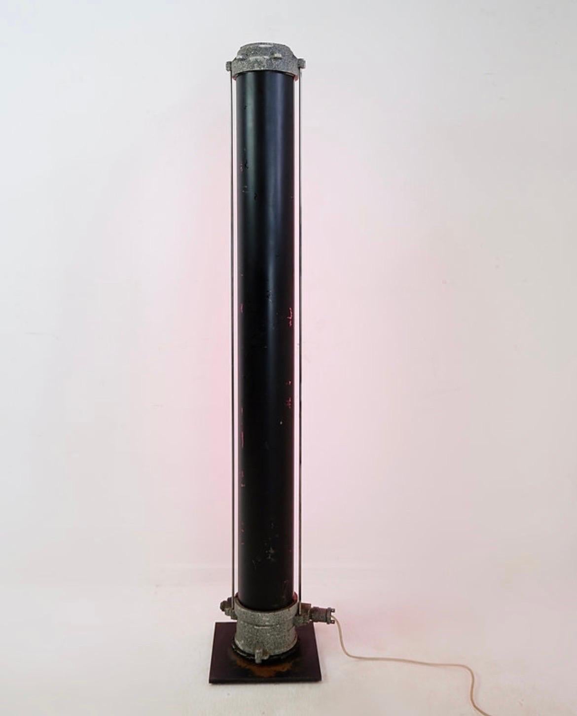 Lampada da terra industriale rosa Column, circa 1960 in vendita 5