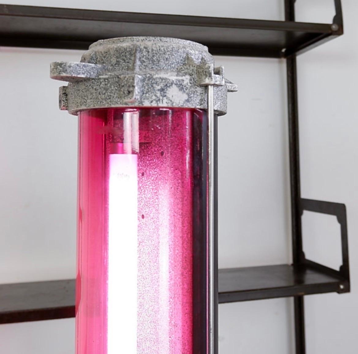 Lampada da terra industriale rosa Column, circa 1960 In condizioni discrete in vendita a Linkebeek, BE