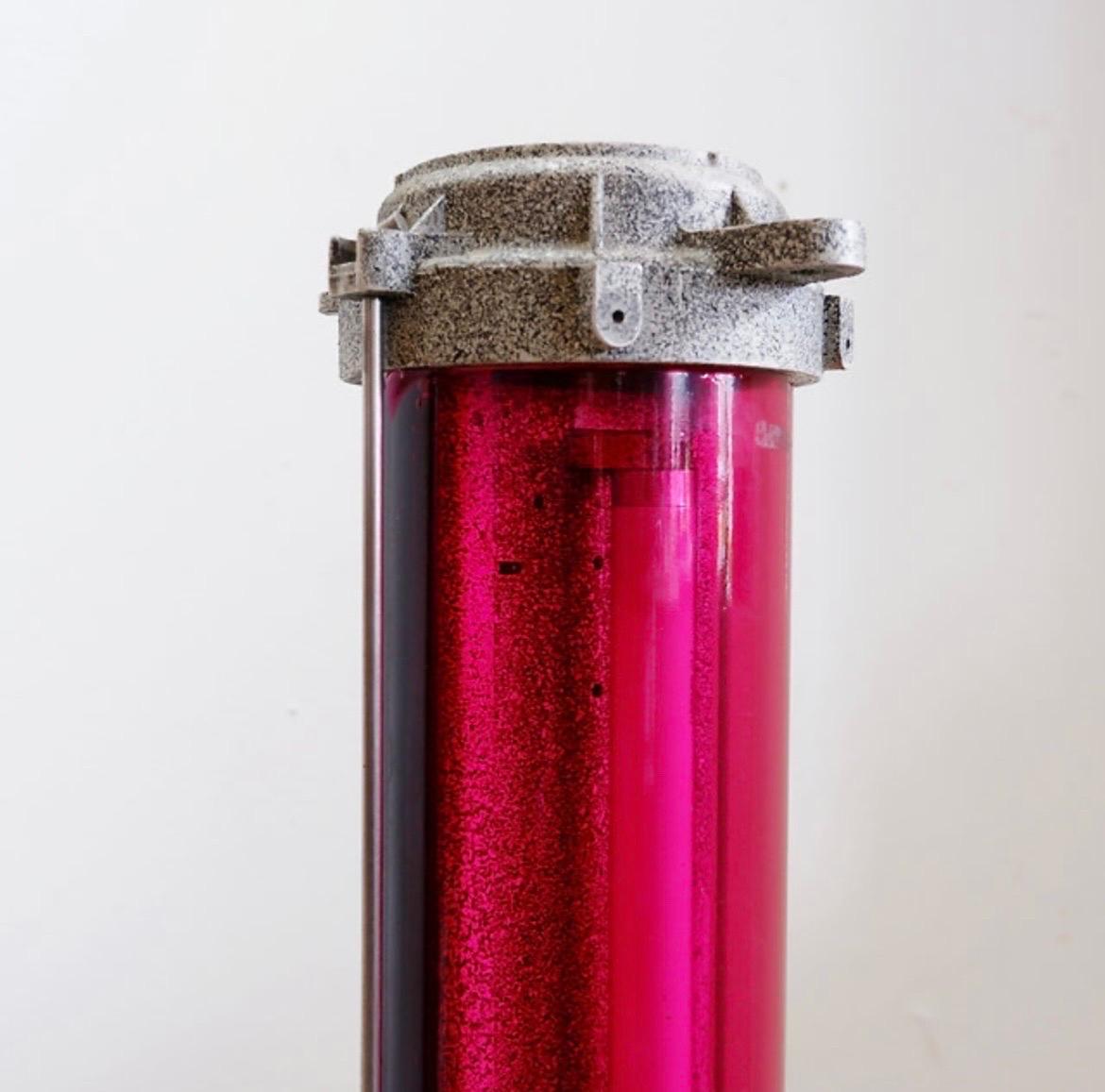 Metà XX secolo Lampada da terra industriale rosa Column, circa 1960 in vendita