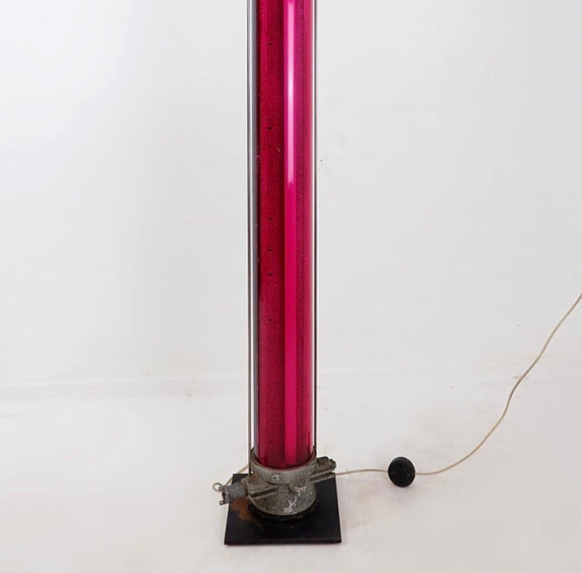 Metallo Lampada da terra industriale rosa Column, circa 1960 in vendita