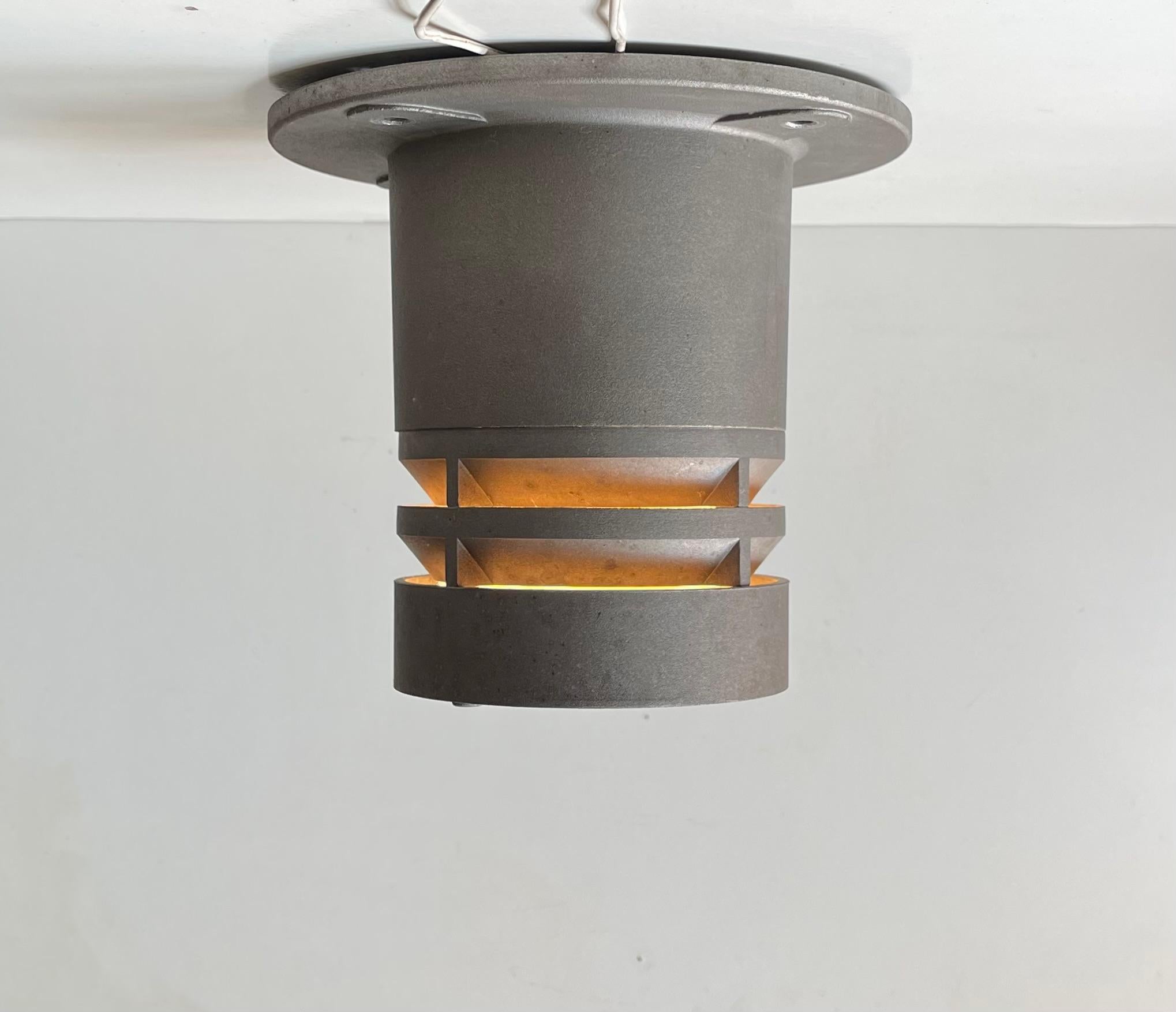 Grand tube industriel encastré dans le plafond, à l'intérieur ou à l'extérieur. Elle s'appelle Pipe-Line et a été conçue par l'architecte danois Ole Pless Jorgensen et fabriquée par Nordisk Solar Kompagni au Danemark à la fin des années 1970. Il est