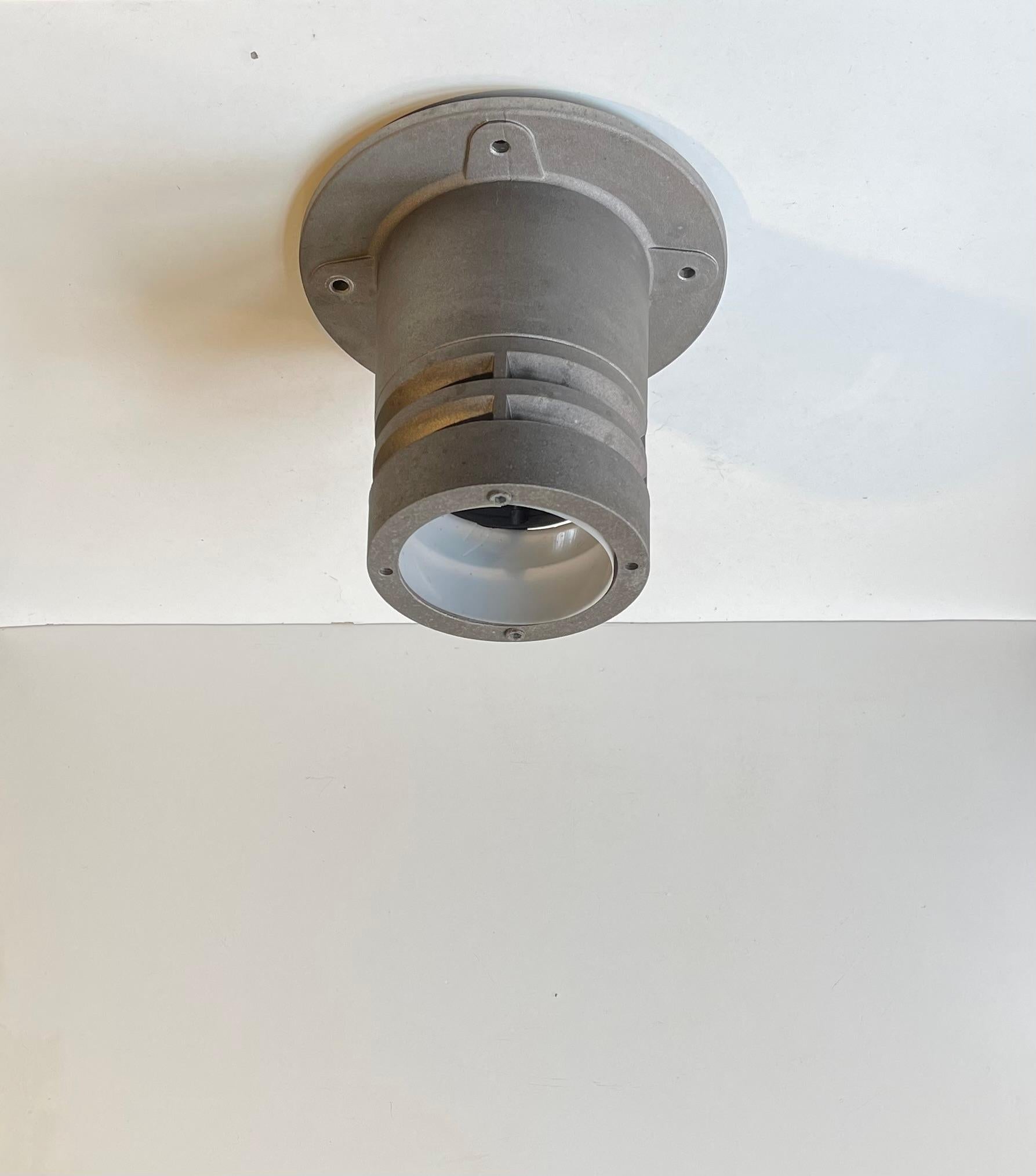 Lampe d'extérieur à encastrer en tube industriel par Ole Pless Jørgensen pour Nordisk Solar Bon état - En vente à Esbjerg, DK
