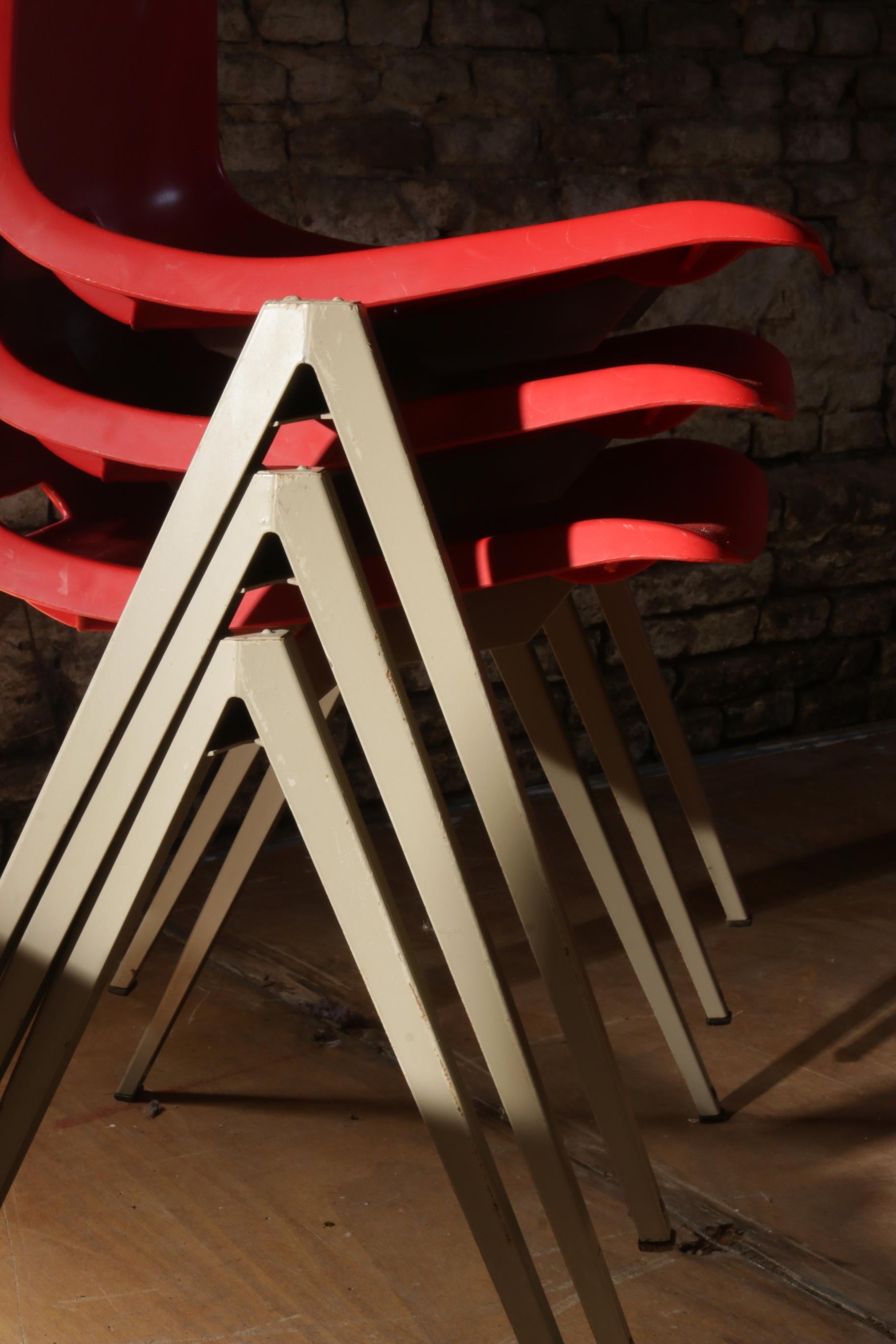 Néerlandais Stacking Industrial Piramid School Chairs Galvanitas S22 Style Prouvé en vente