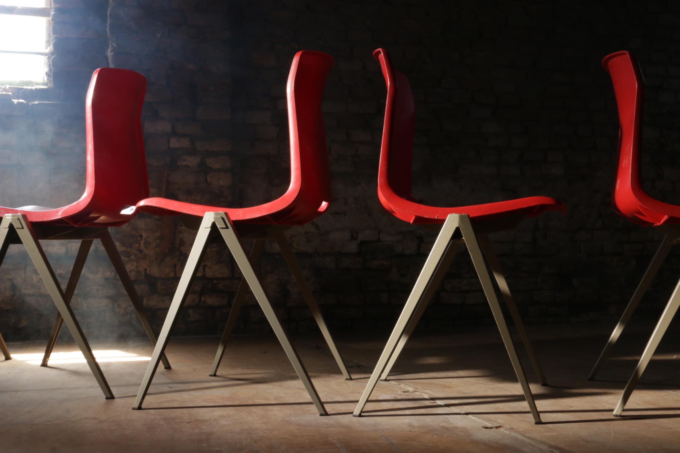 Moulé Stacking Industrial Piramid School Chairs Galvanitas S22 Style Prouvé en vente