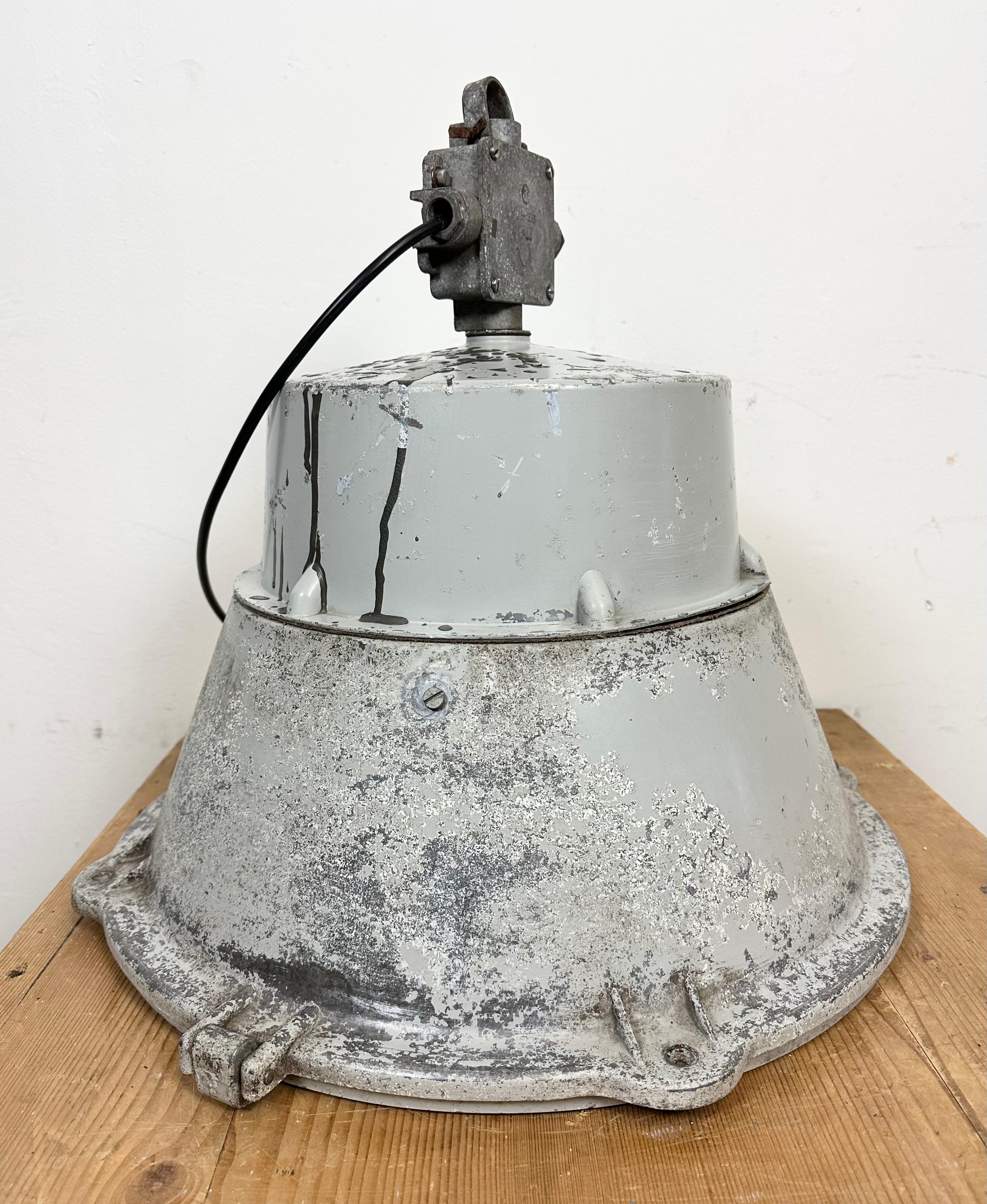 Lampada a sospensione industriale di fabbrica in alluminio fuso di Mesko, anni '70 in vendita 8