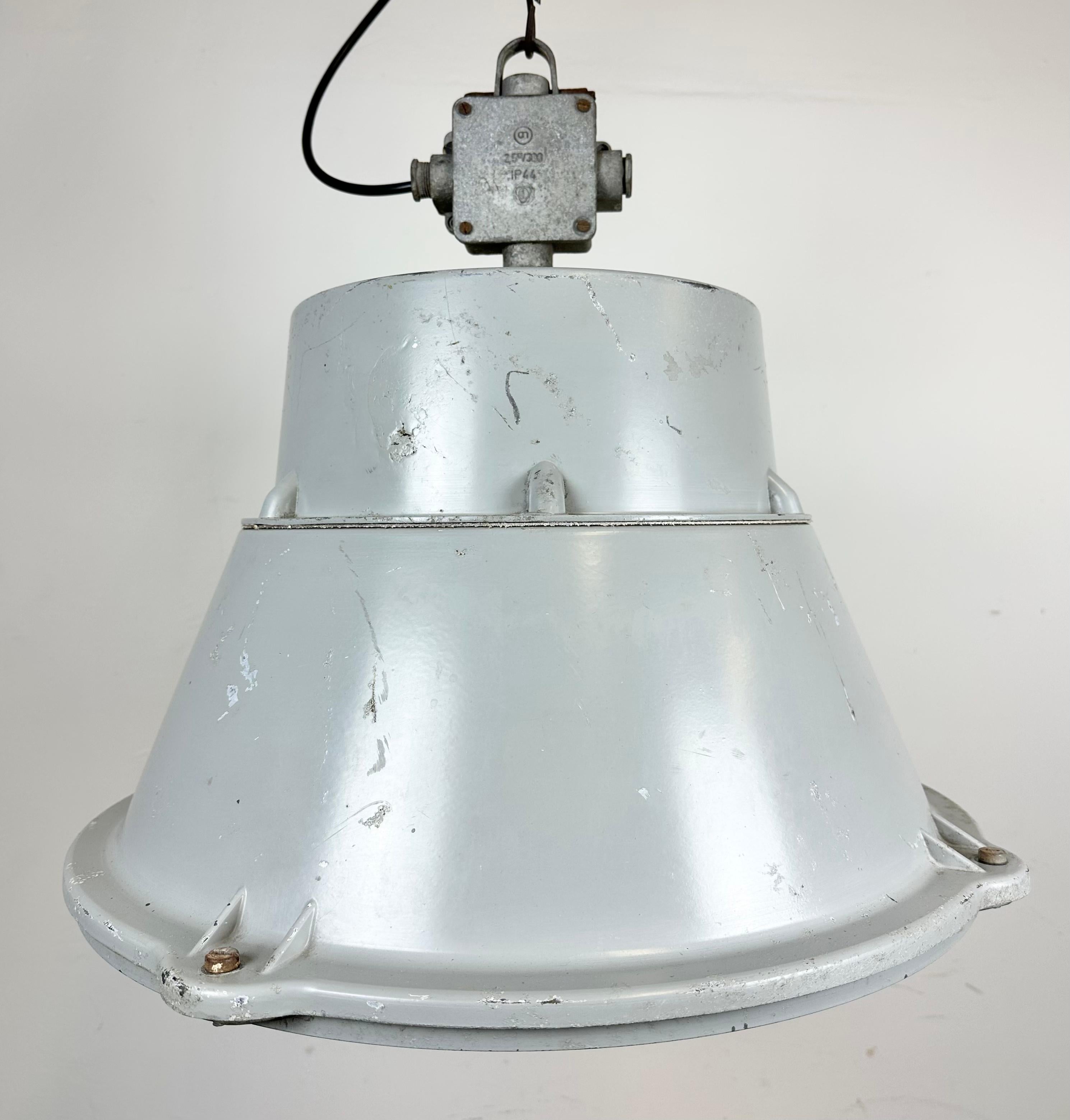 Industrial Polish Cast Aluminium Factory Pendant Lamp from Mesko, 1970s For Sale 2