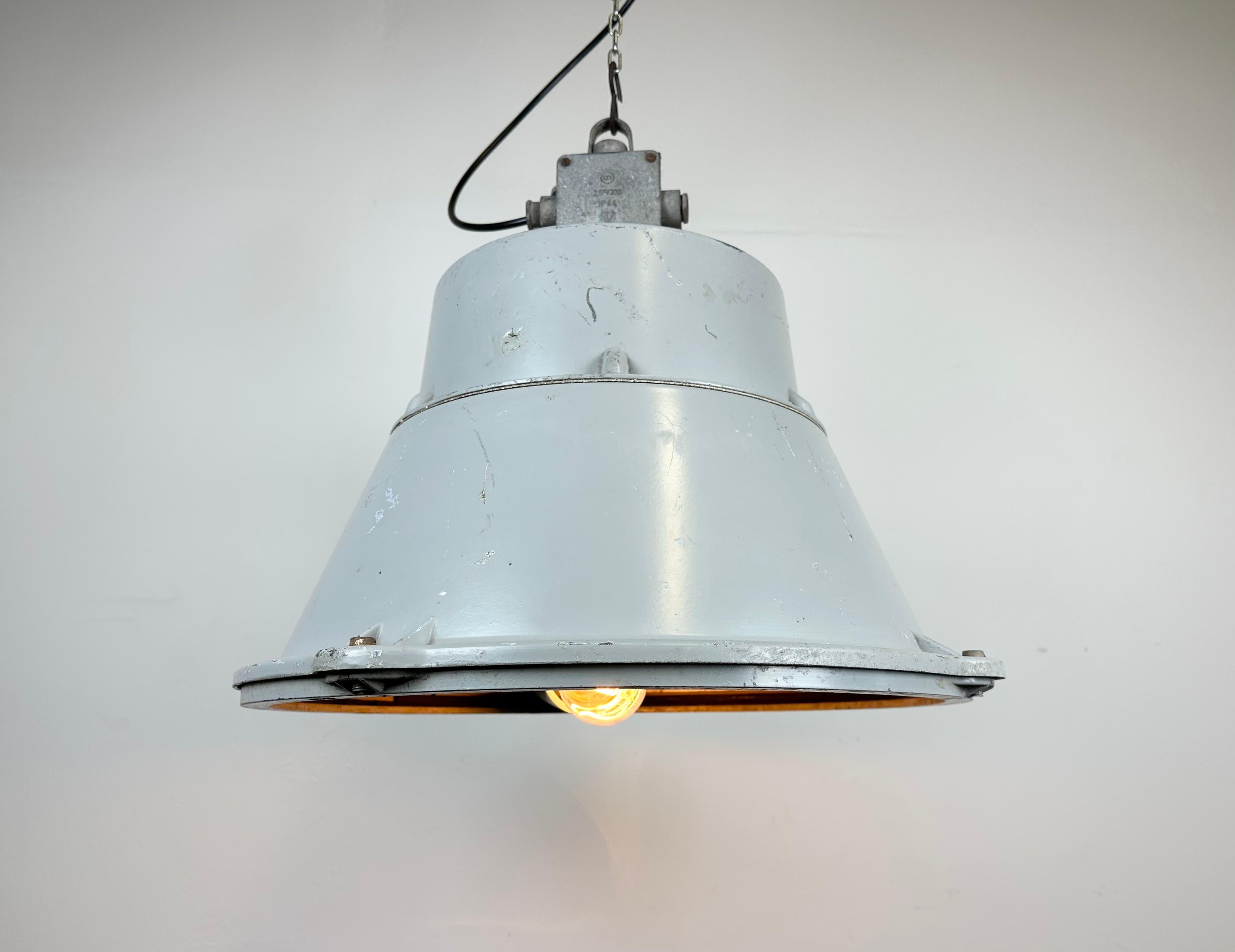 Industrial Polish Cast Aluminium Factory Pendant Lamp from Mesko, 1970s For Sale 3
