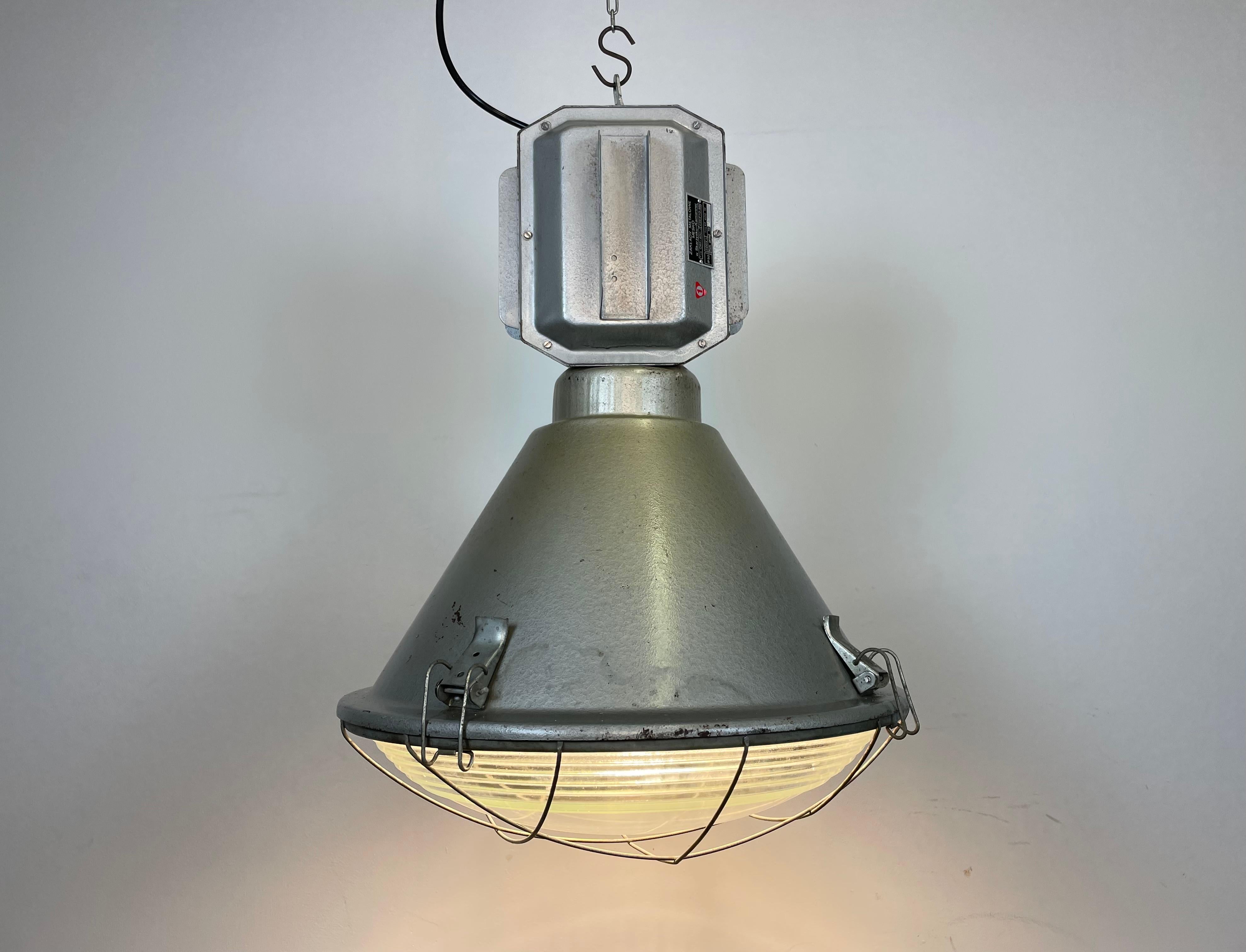 Lampada da soffitto industriale di fabbrica polacca con copertura in vetro di Mesko, anni '90 in vendita 7