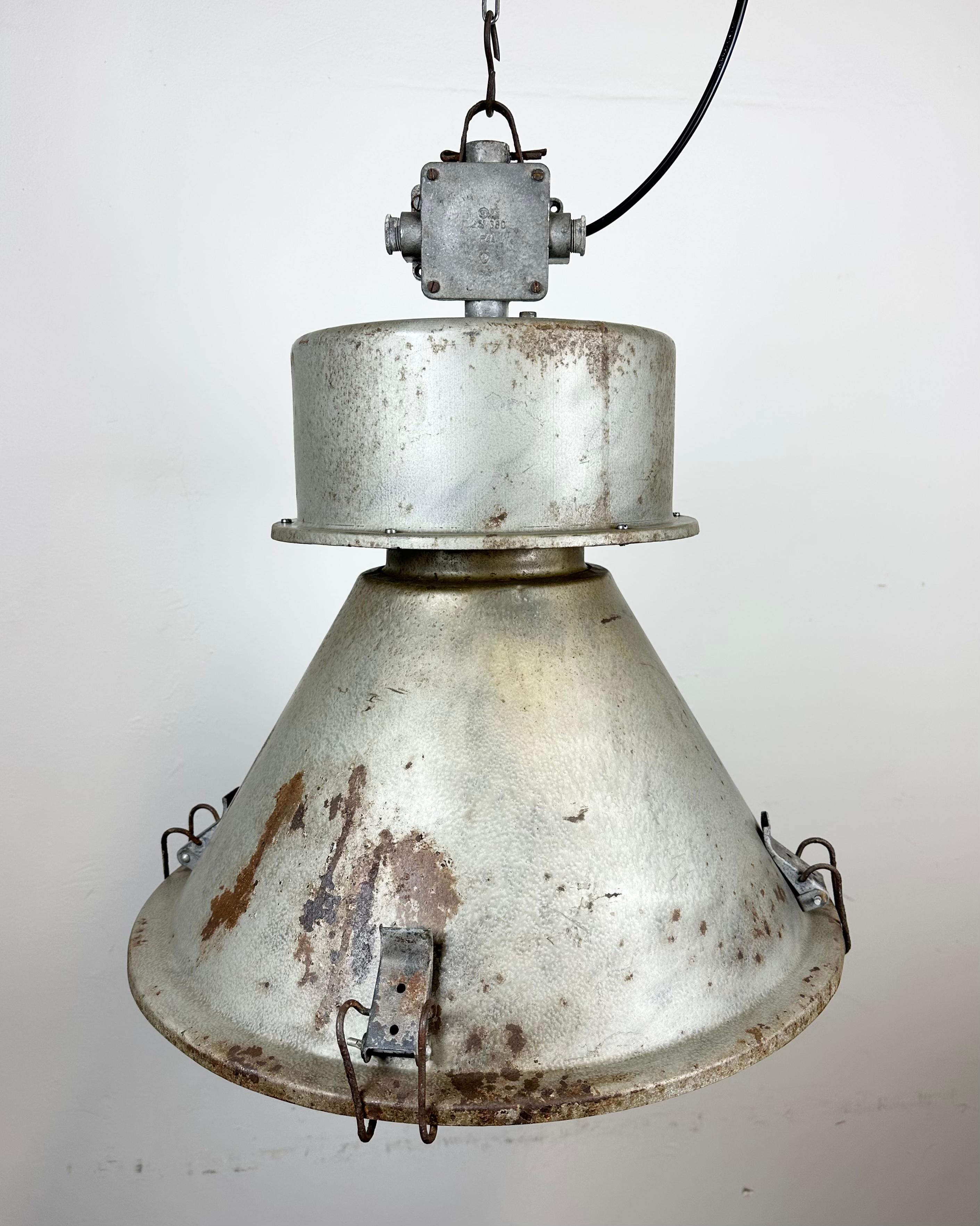Industrial Polish Factory Pendant Lamp from Predom Mesko, 1970s In Good Condition For Sale In Kojetice, CZ