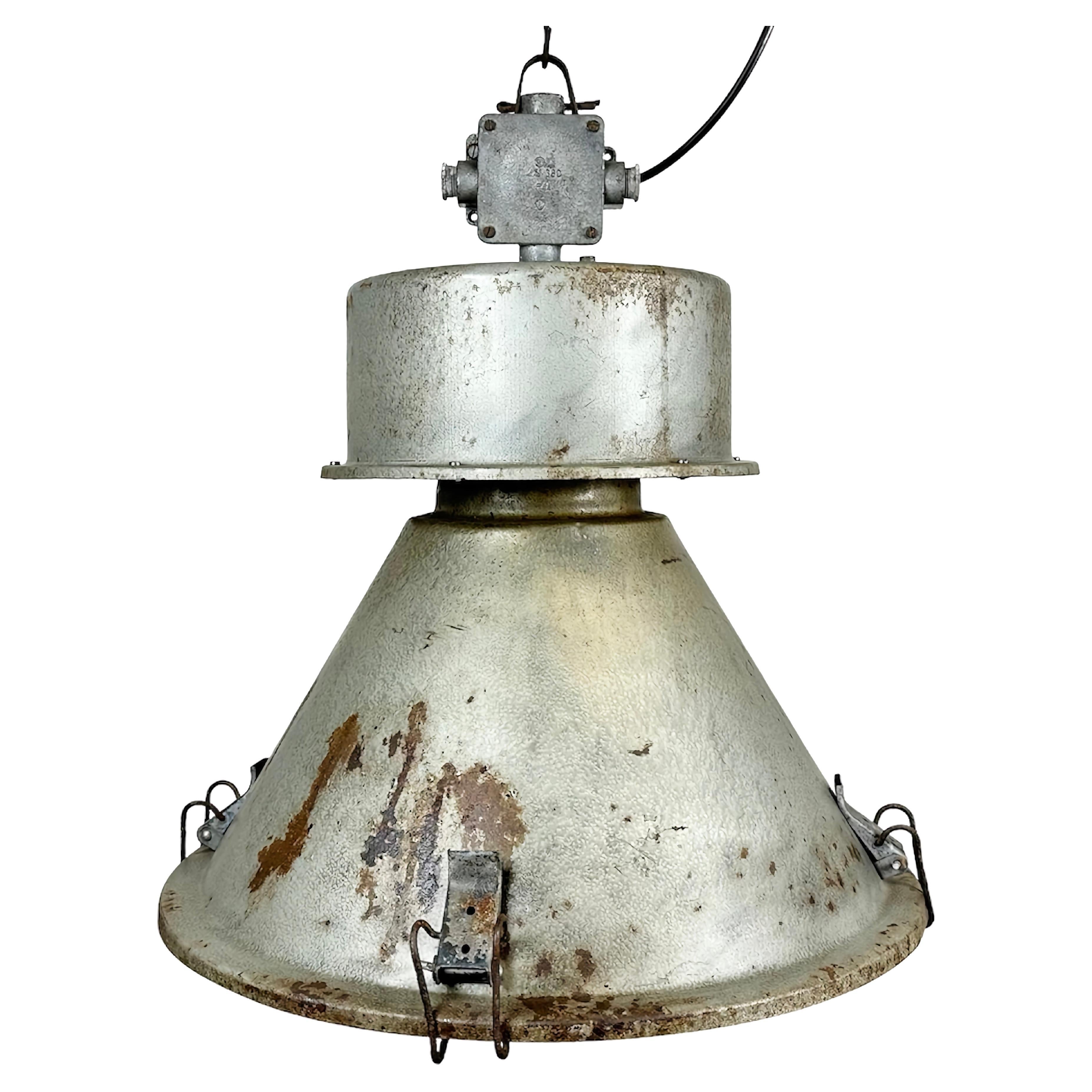 Lampe suspendue industrielle polonaise de l'usine Predom Mesko, 1970