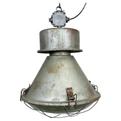 Lampe suspendue industrielle polonaise avec couvercle en verre de Mesko, 1970