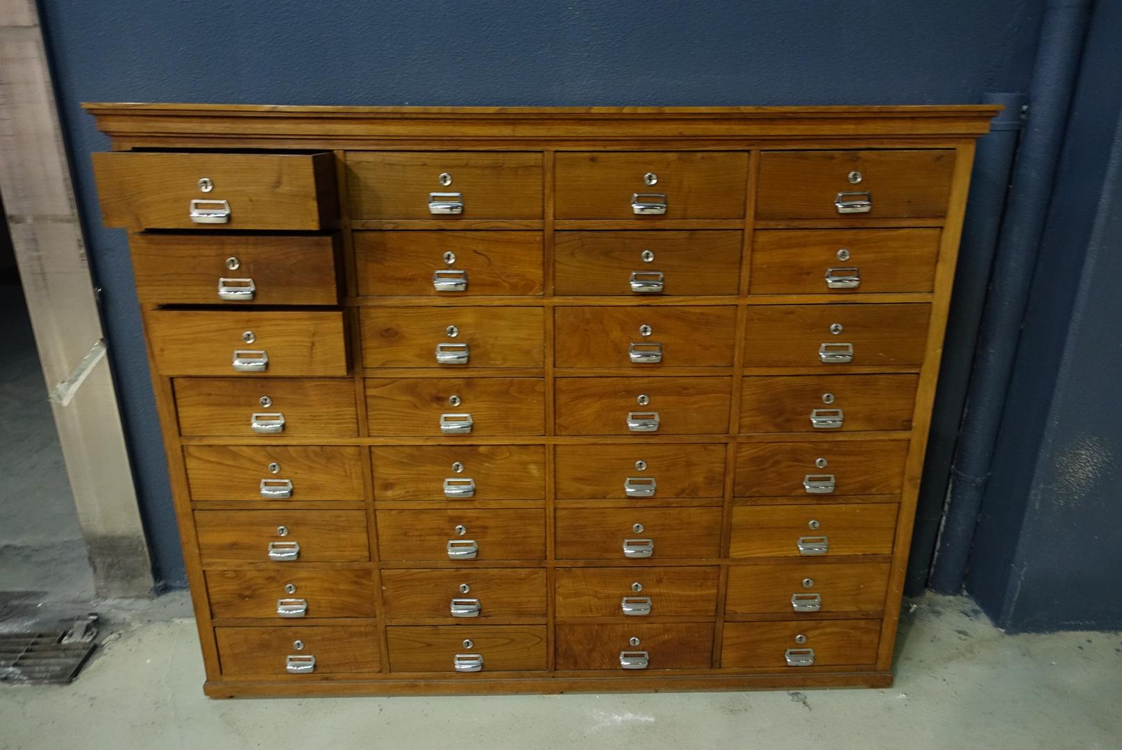 A midcentury large oak shop counter with 32 well-proportioned and uniformed pull out drawers from the 1940s. Ideal for the living room or for a kitchen. It is extremely large and imposing with plenty of storage space.
It will require 2 to 3 people