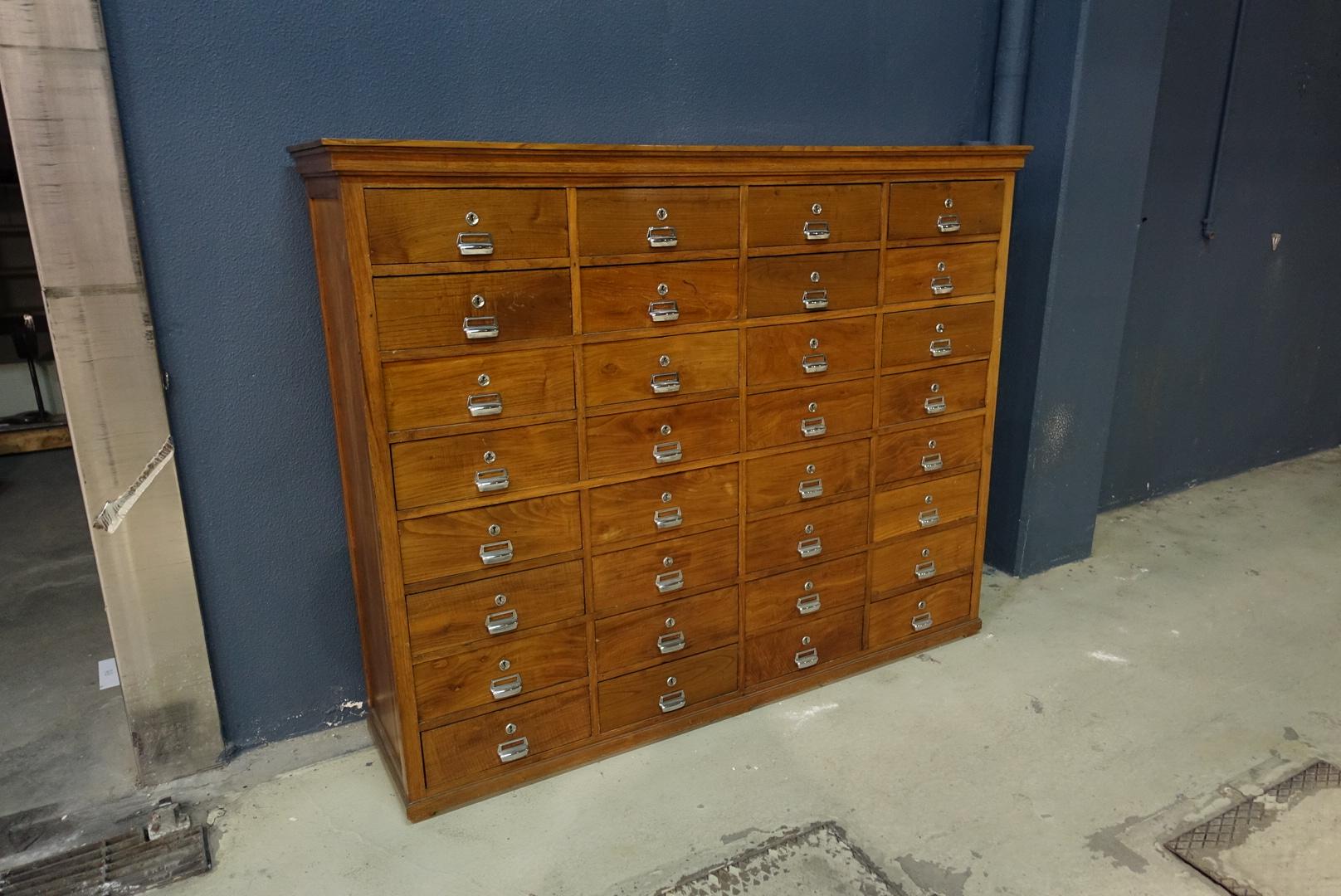 Industrial Portuguese Oakwood Chest of 32 Drawers, circa 1940 In Good Condition In Lisboa, PT