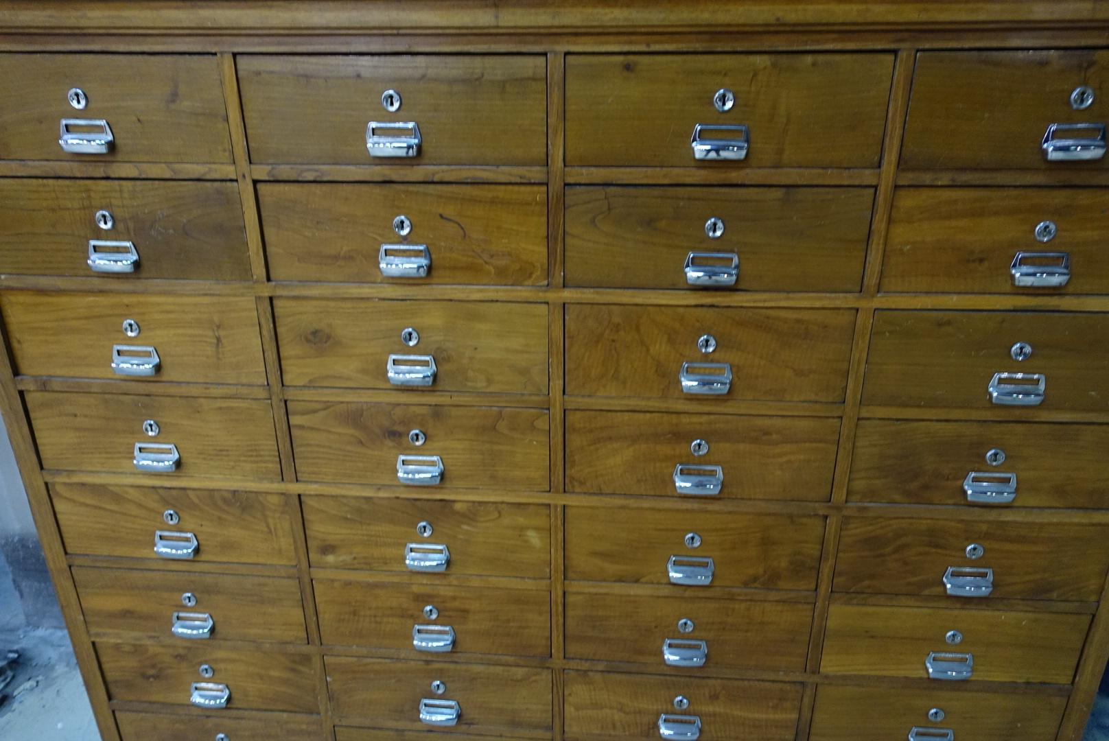 Industrial Portuguese Oakwood Chest of 32 Drawers, circa 1940 im Zustand „Gut“ in Lisboa, PT