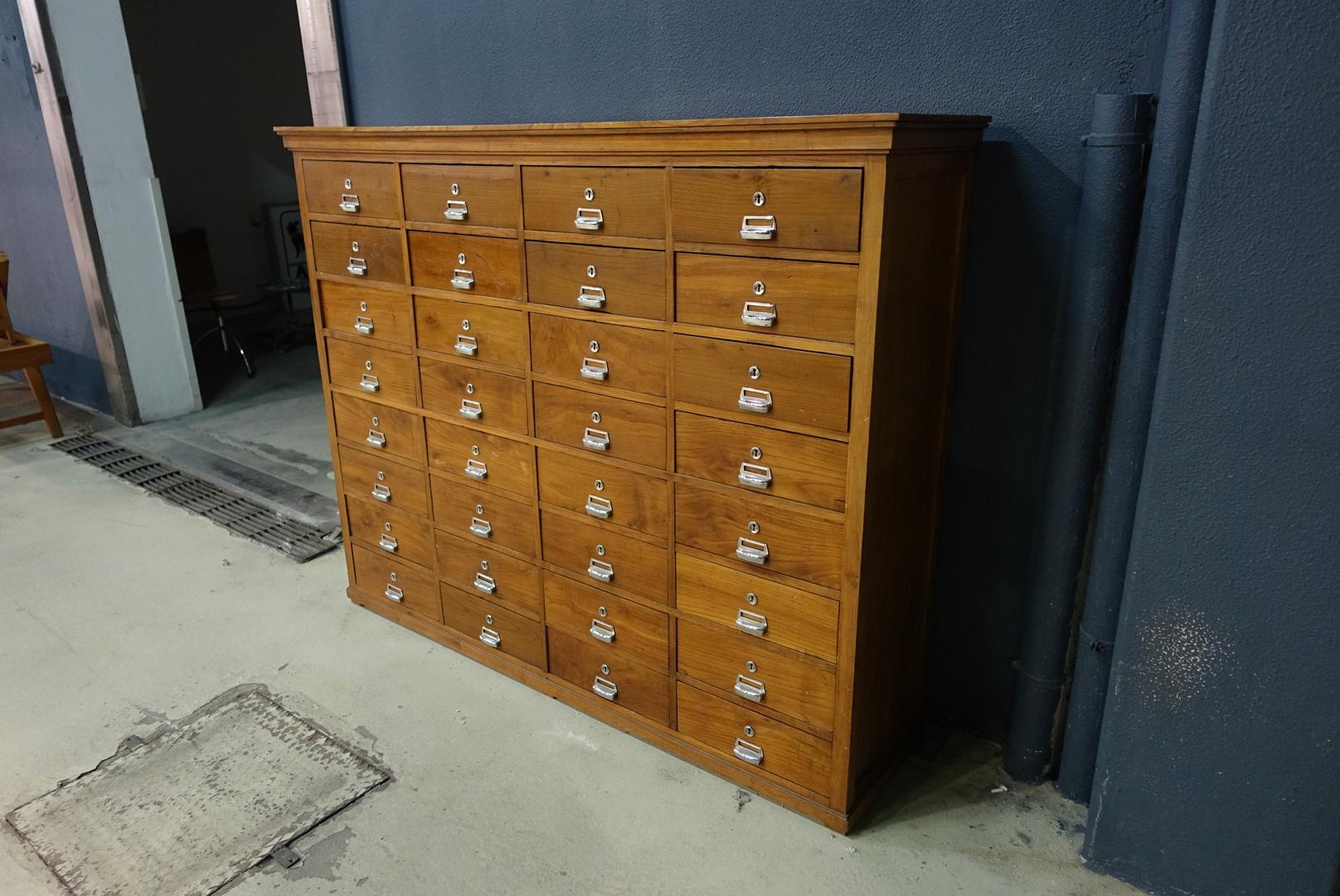 Industrial Portuguese Oakwood Chest of 32 Drawers, circa 1940 (Mitte des 20. Jahrhunderts)