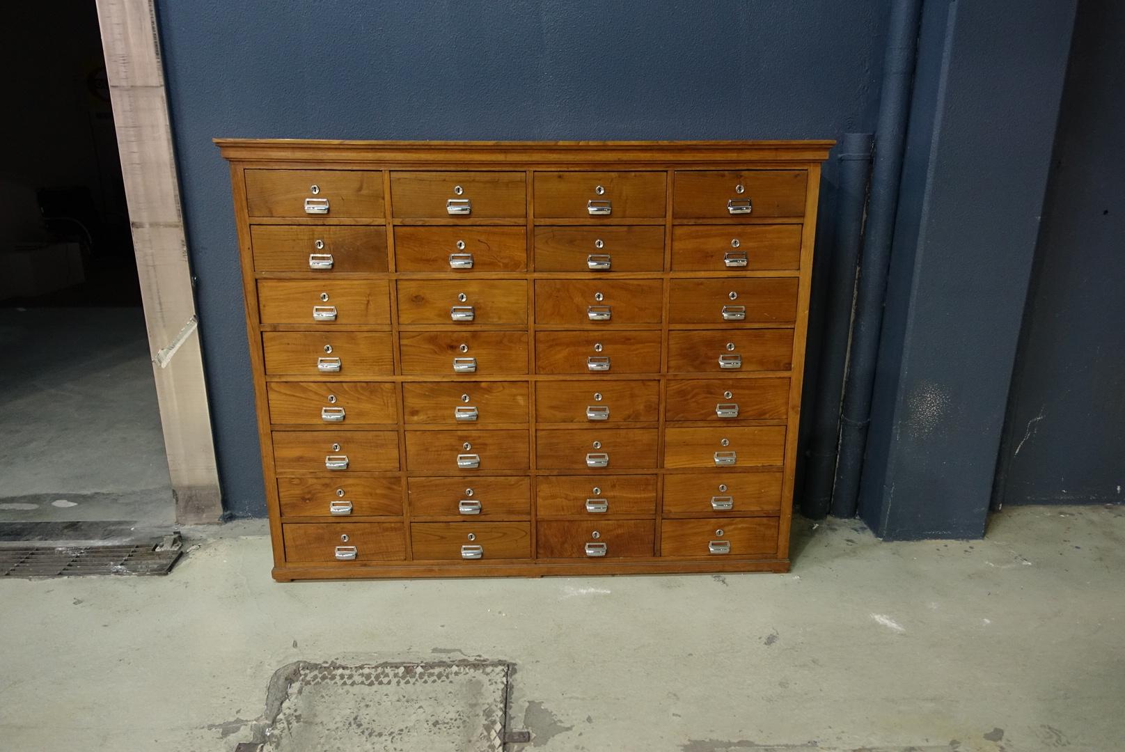 Industrial Portuguese Oakwood Chest of 32 Drawers, circa 1940 (Chrom)
