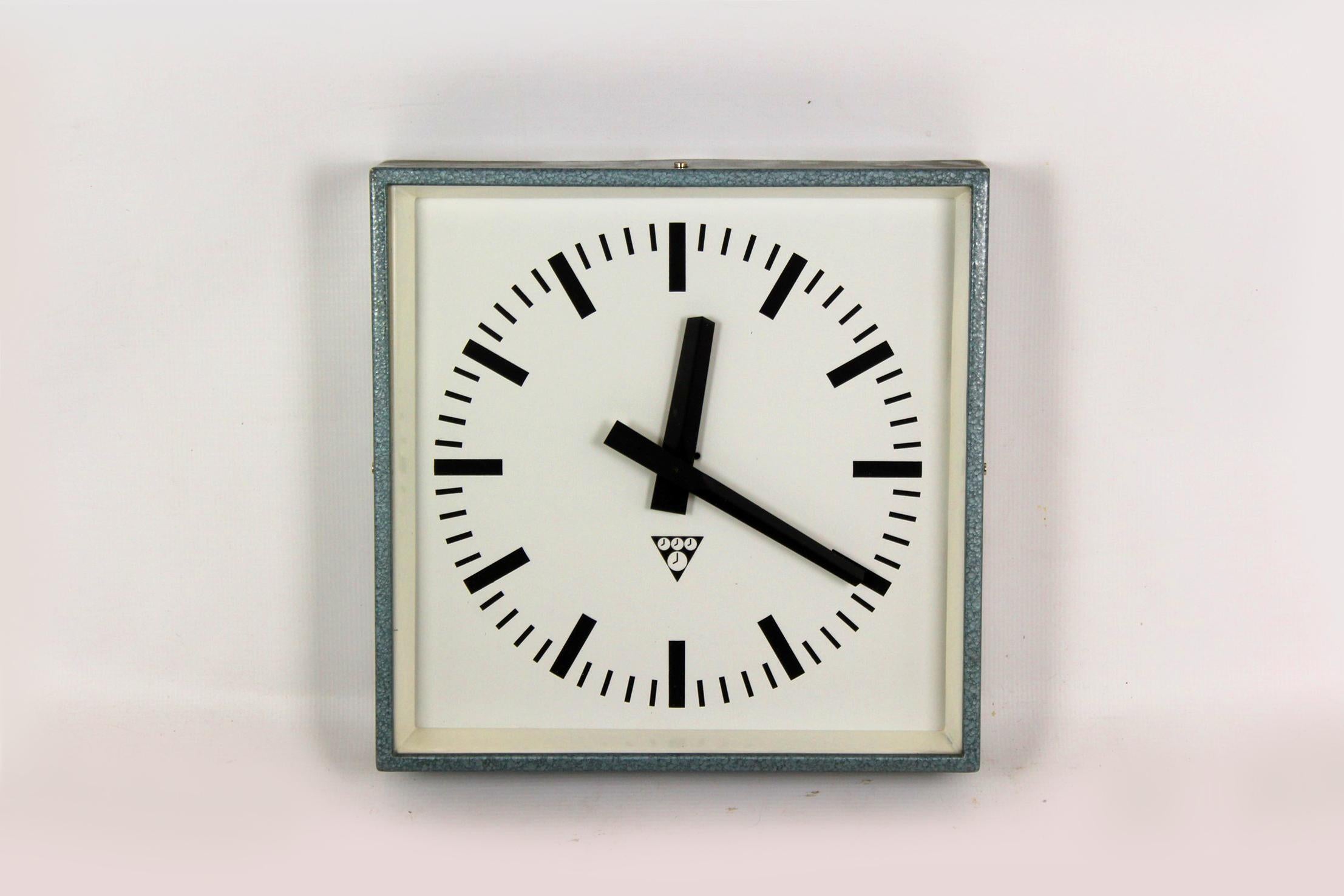 Industrial factory or railway clock produced by Pragotron in the 1970s.
Kept in its original good condition, fully functional. Has a battery operated quartz controlled drive.