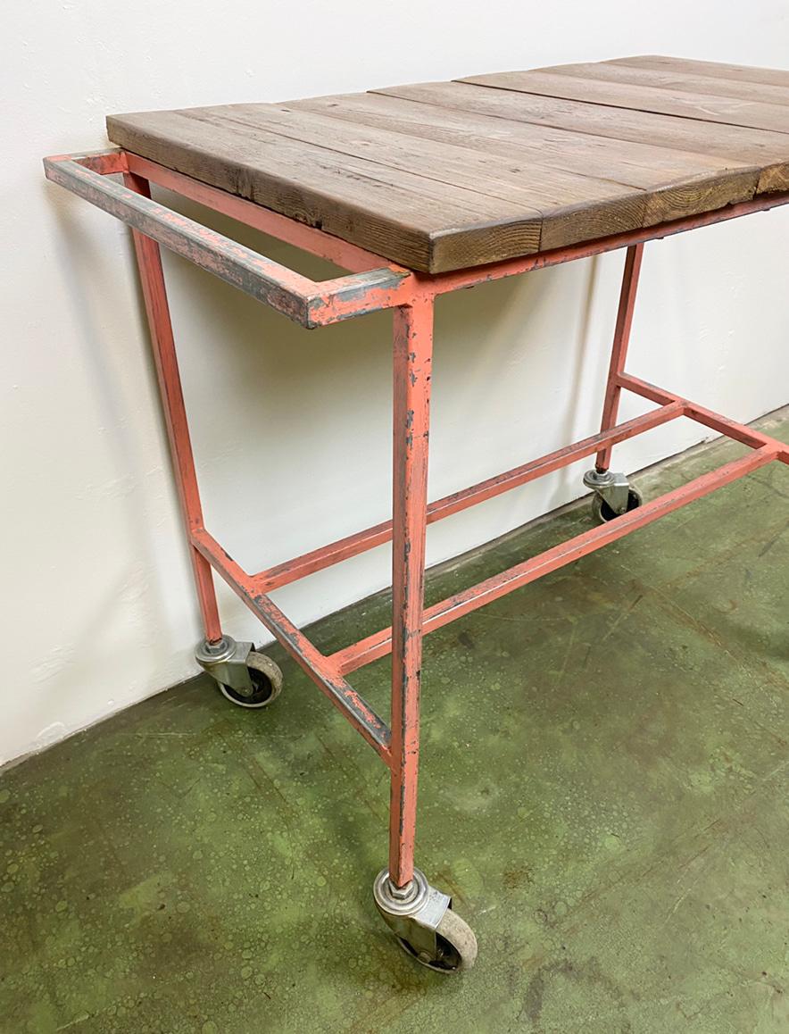 - Vintage industrial trolley with worktop
- Red iron construction, solid wooden plate
- With original wheels
- Weight: 20 kg.