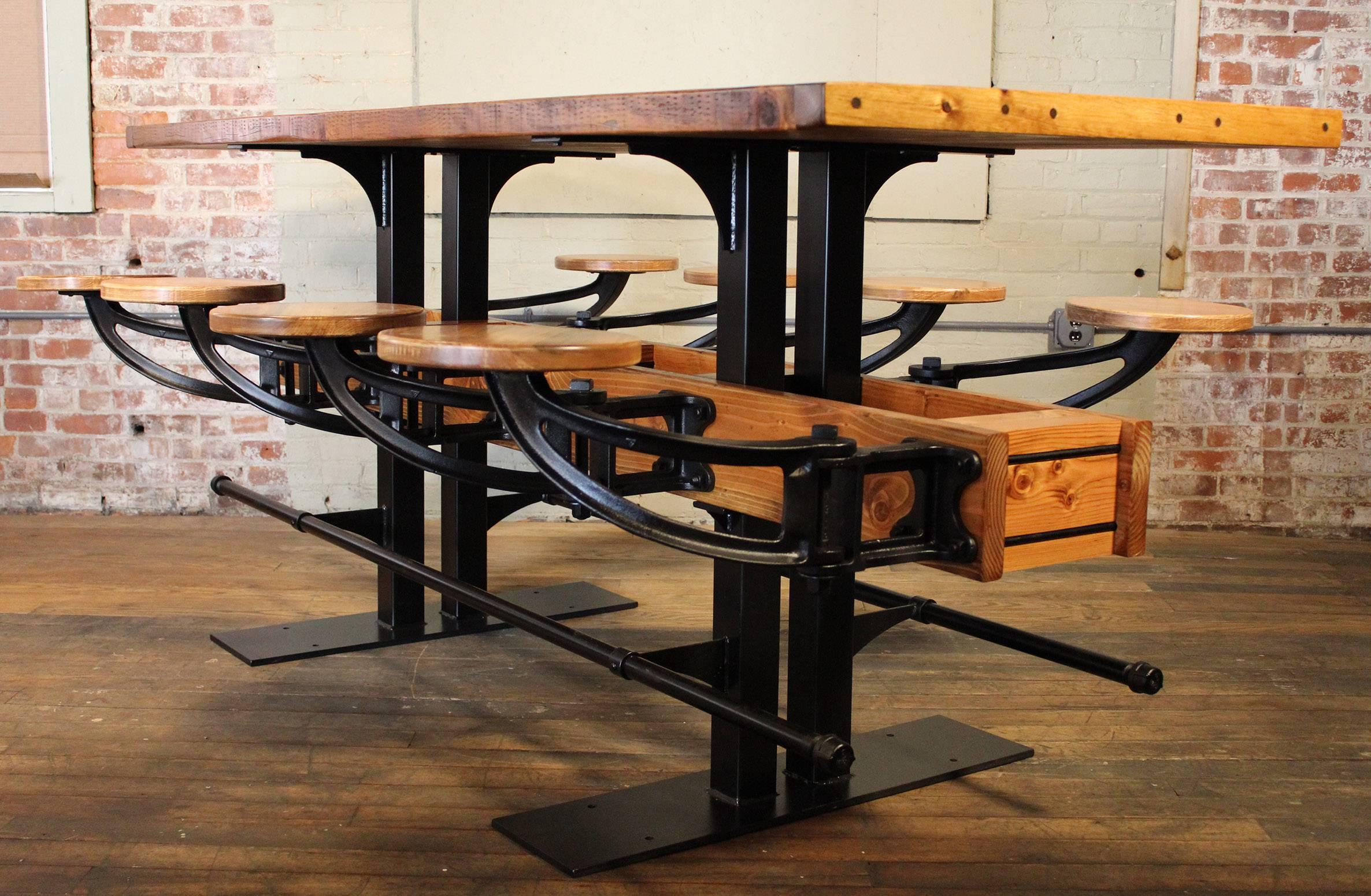 Industrieller Restaurant- Pub-Tisch mit Veranda-Sitzen im Zustand „Hervorragend“ im Angebot in Oakville, CT