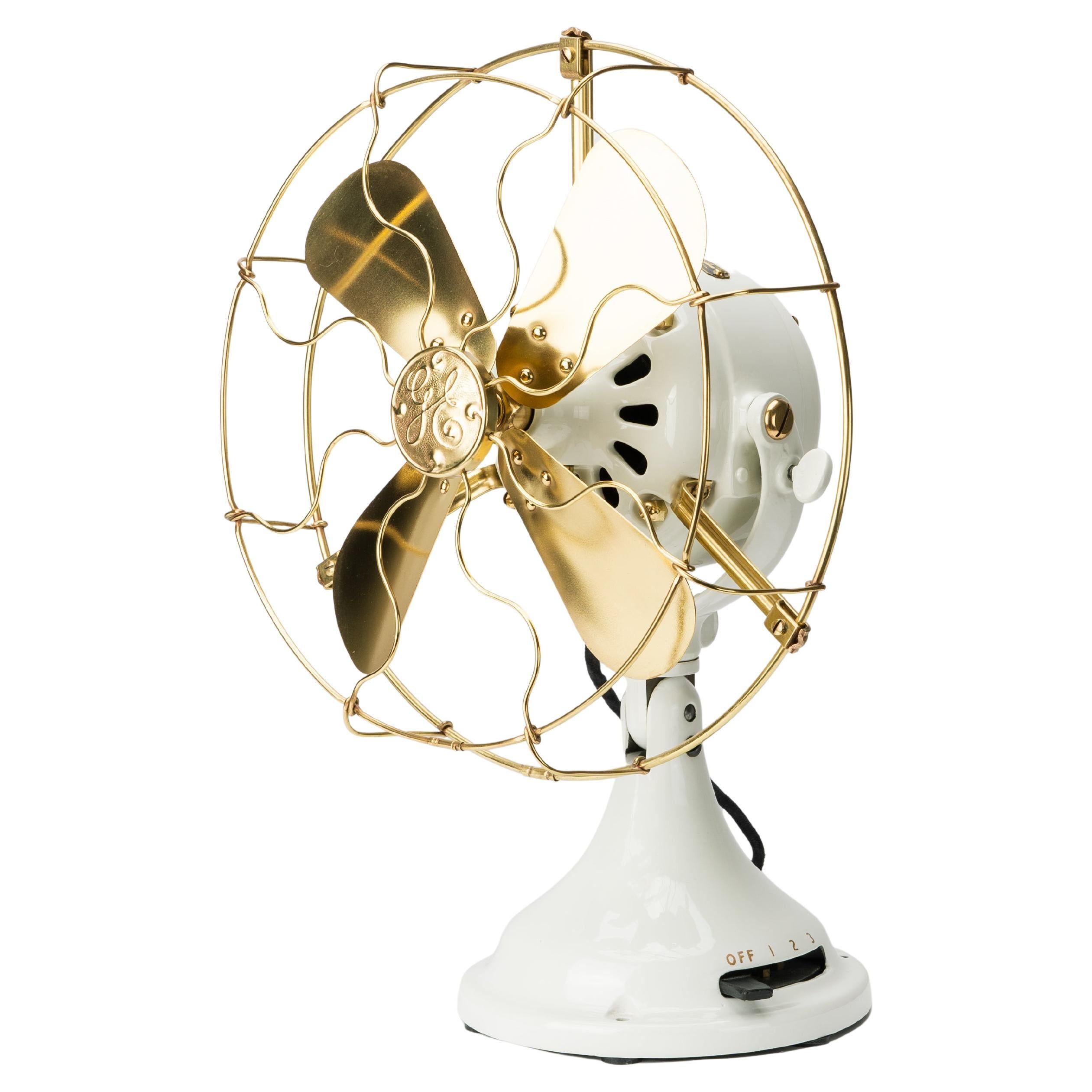 Ventilador de sobremesa industrial General Electric de hierro fundido y latón restaurado