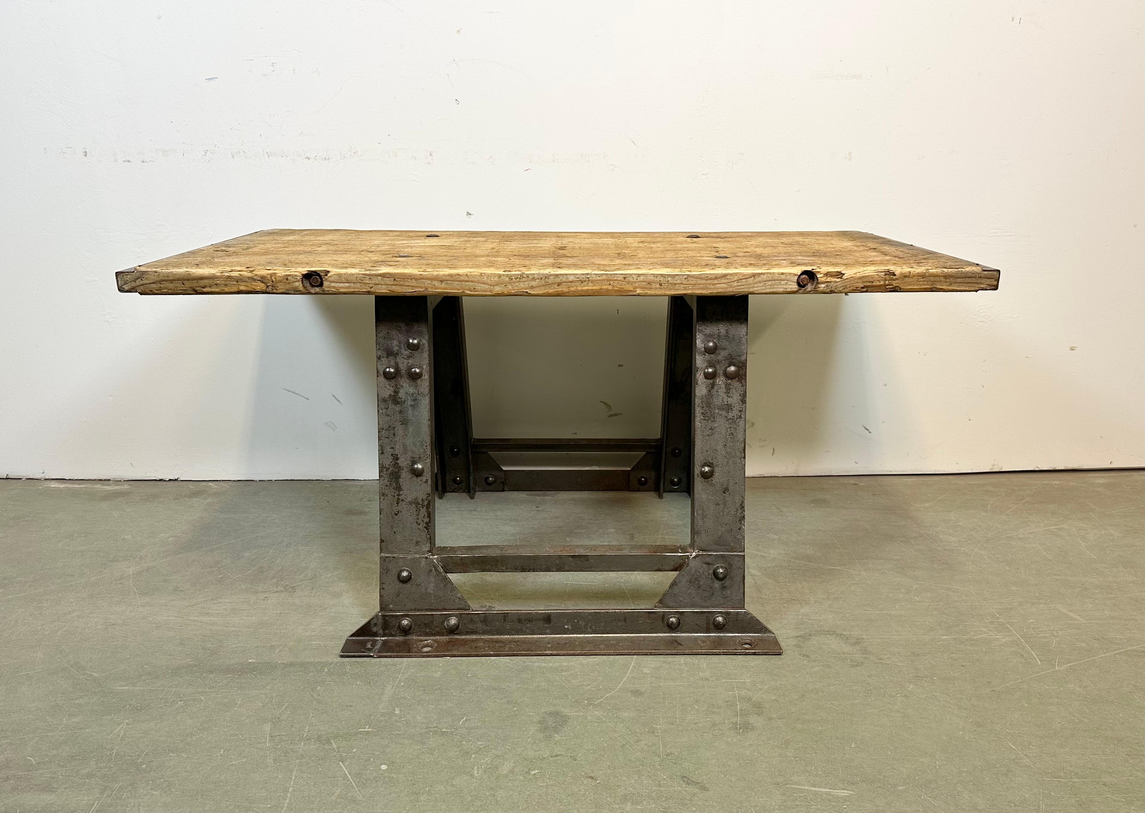 - Vintage Industrial coffee table manufactured in the 1960s 
- Made of solid wood and riveted iron 
- Weight of the table is 52 kg.