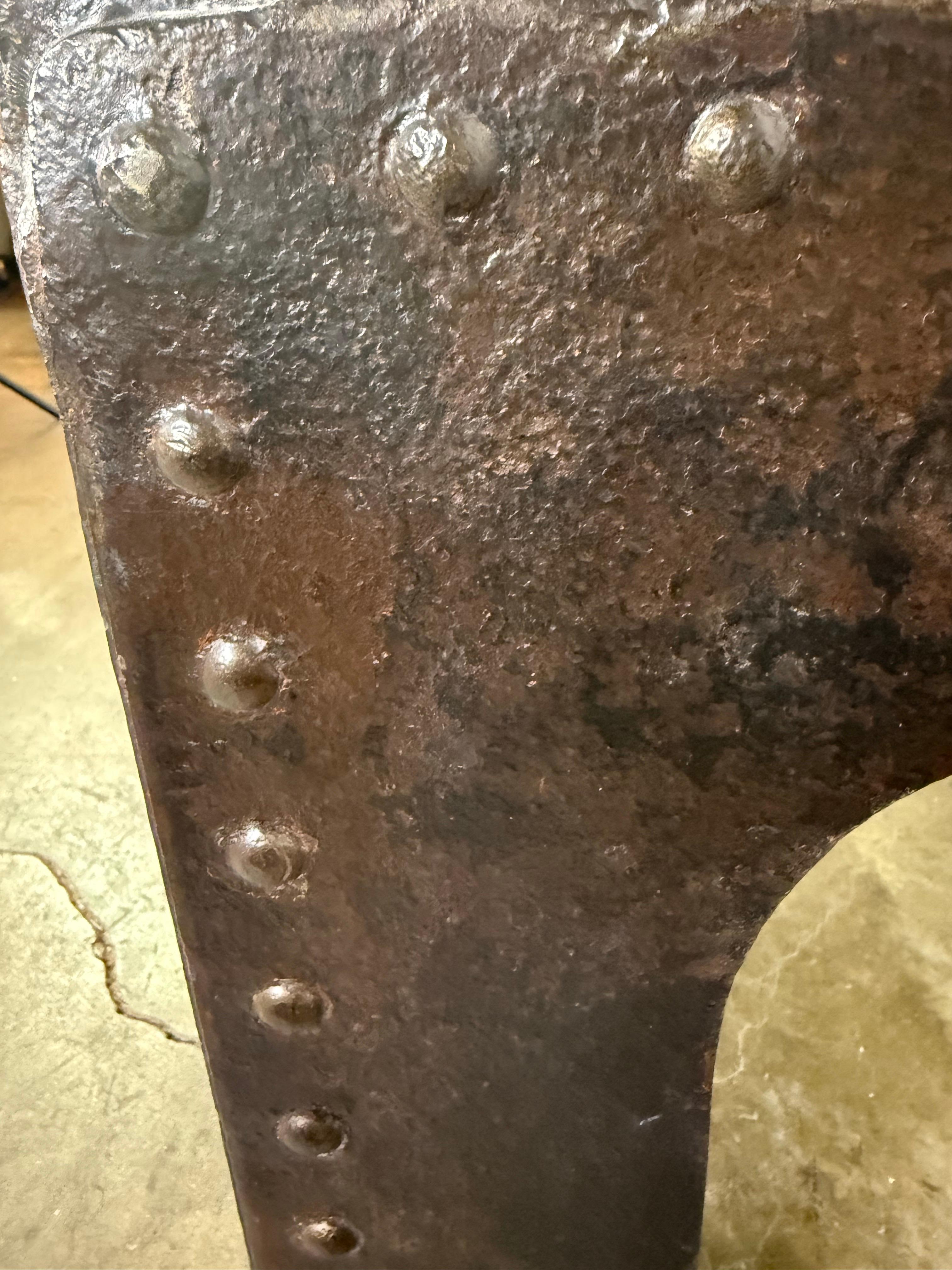 Mesa de centro industrial de hierro remachado procedente de tanques militares de la Segunda Guerra Mundial, años 40 en venta 2