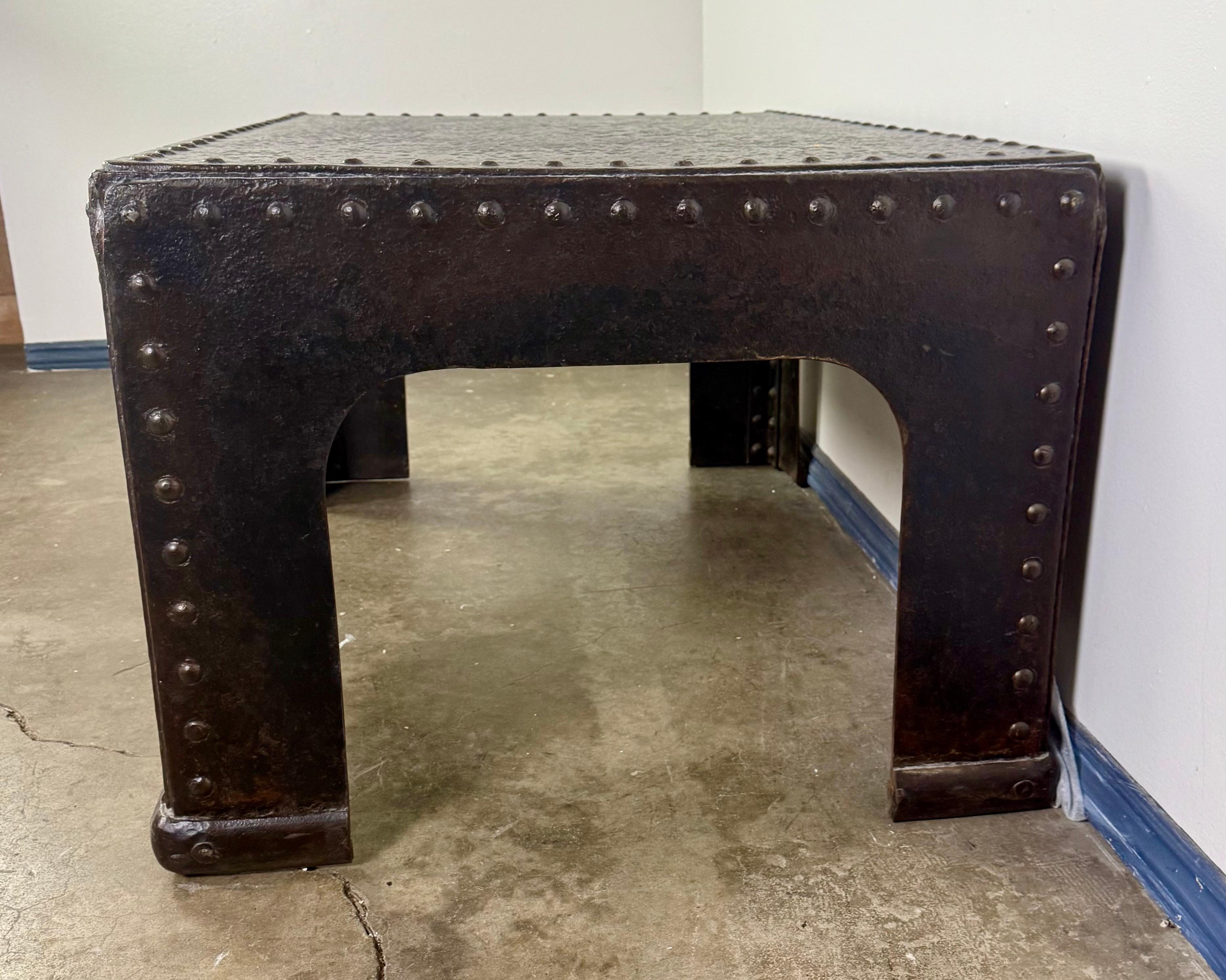 Mesa de centro industrial de hierro remachado procedente de tanques militares de la Segunda Guerra Mundial, años 40 en venta 3