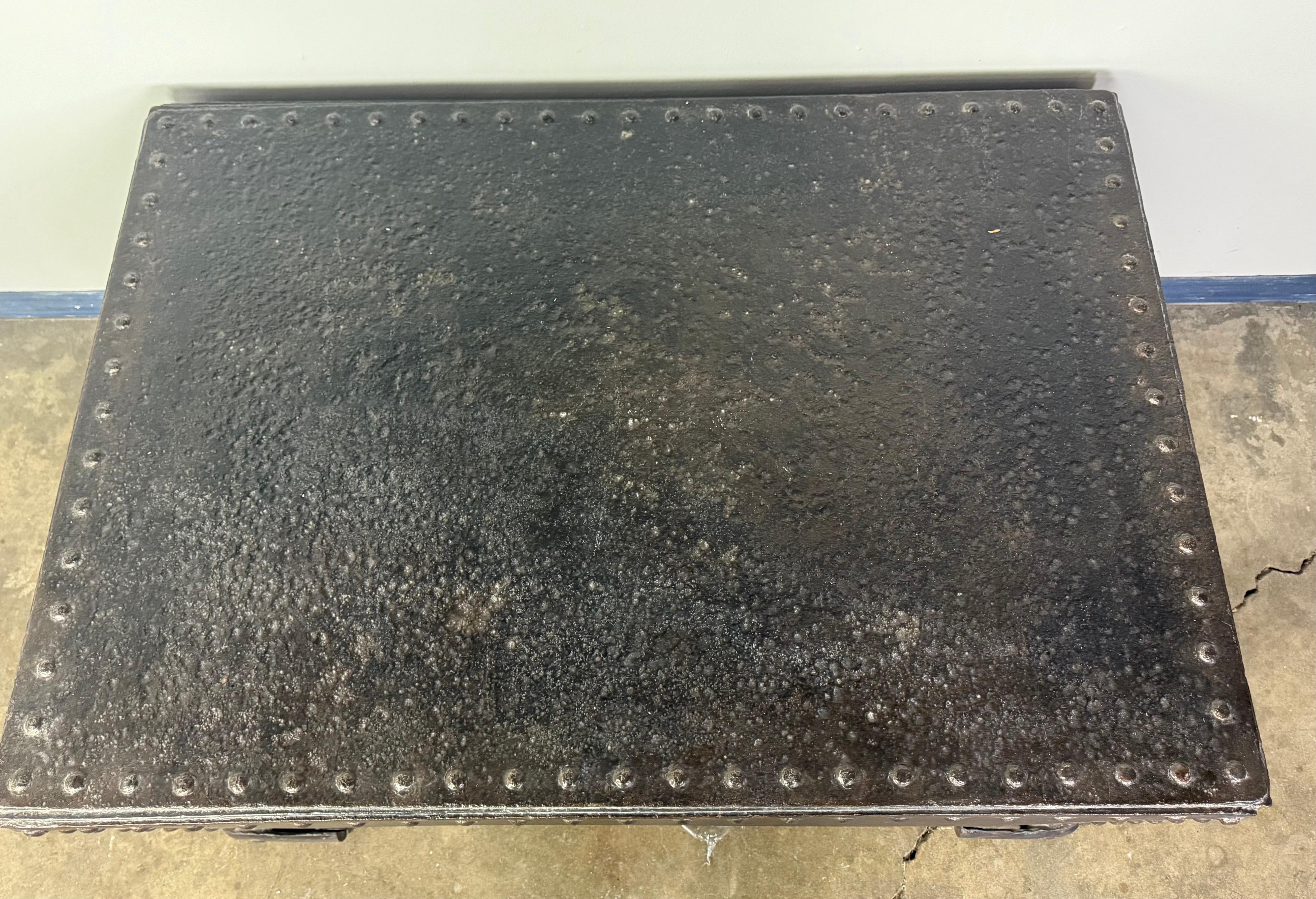 Mesa de centro industrial de hierro remachado procedente de tanques militares de la Segunda Guerra Mundial, años 40 en venta 6