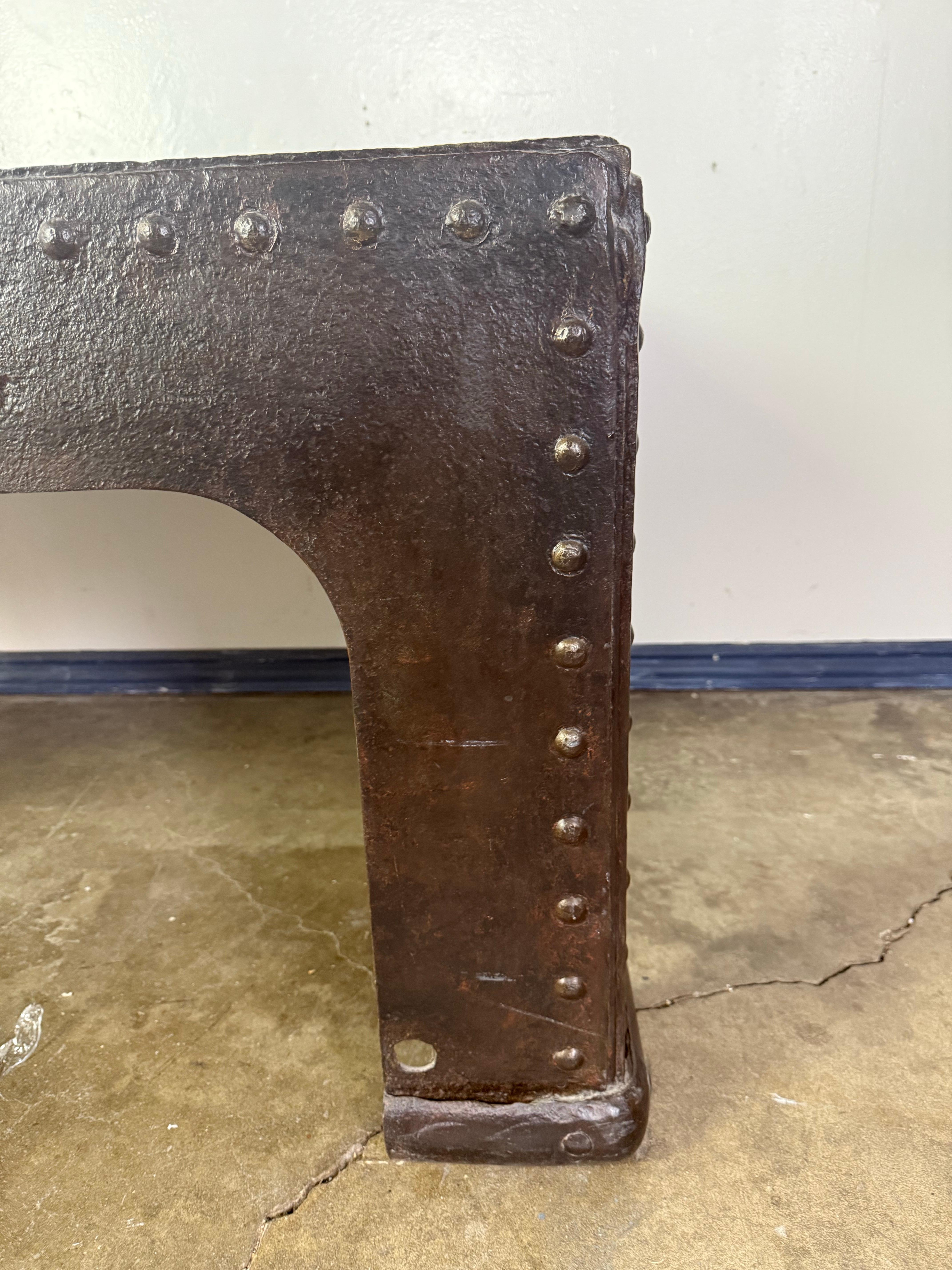 Mesa de centro industrial de hierro remachado procedente de tanques militares de la Segunda Guerra Mundial, años 40 en venta 7