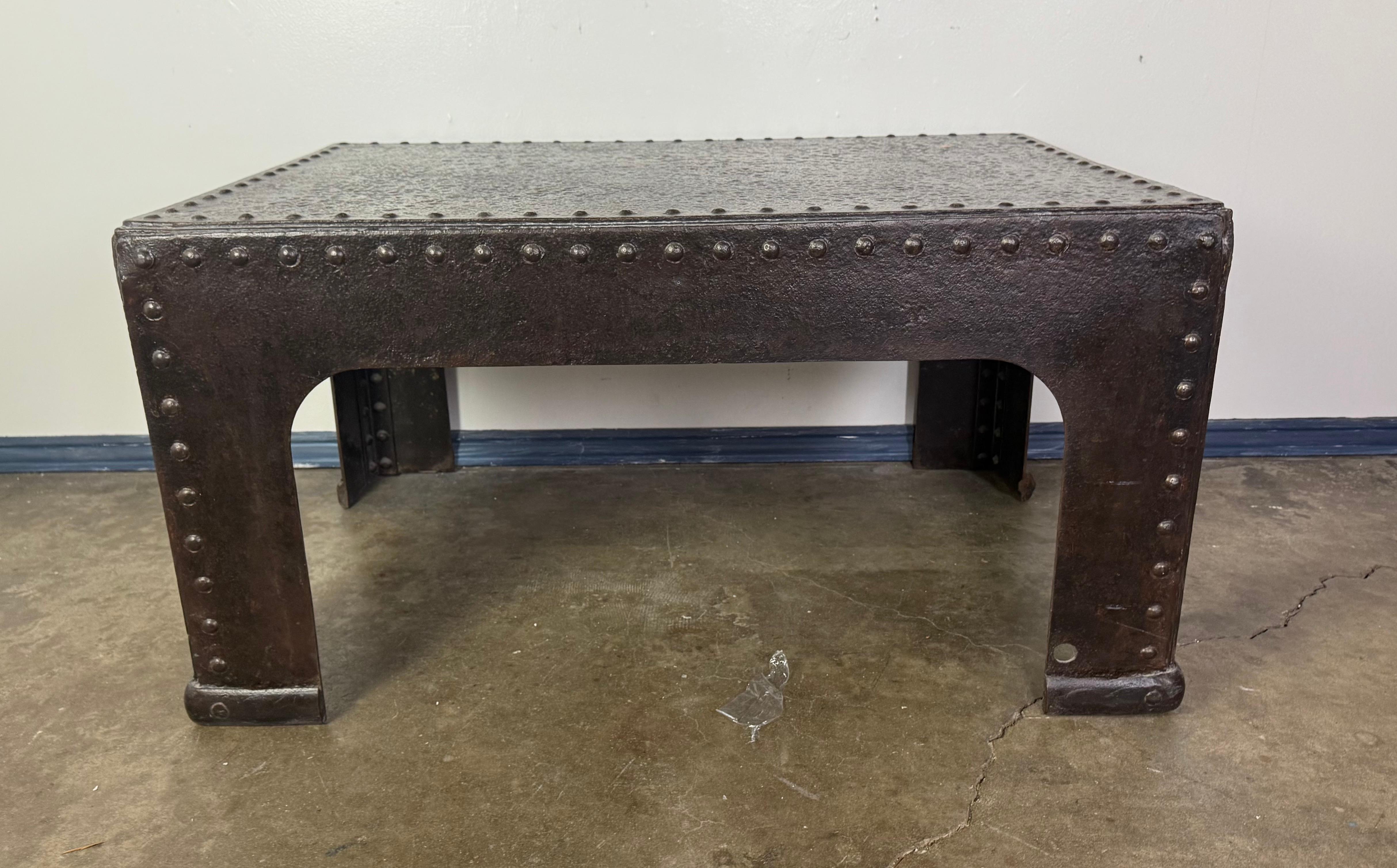 Mesa de centro industrial de hierro remachado procedente de tanques militares de la Segunda Guerra Mundial, años 40 en venta 8