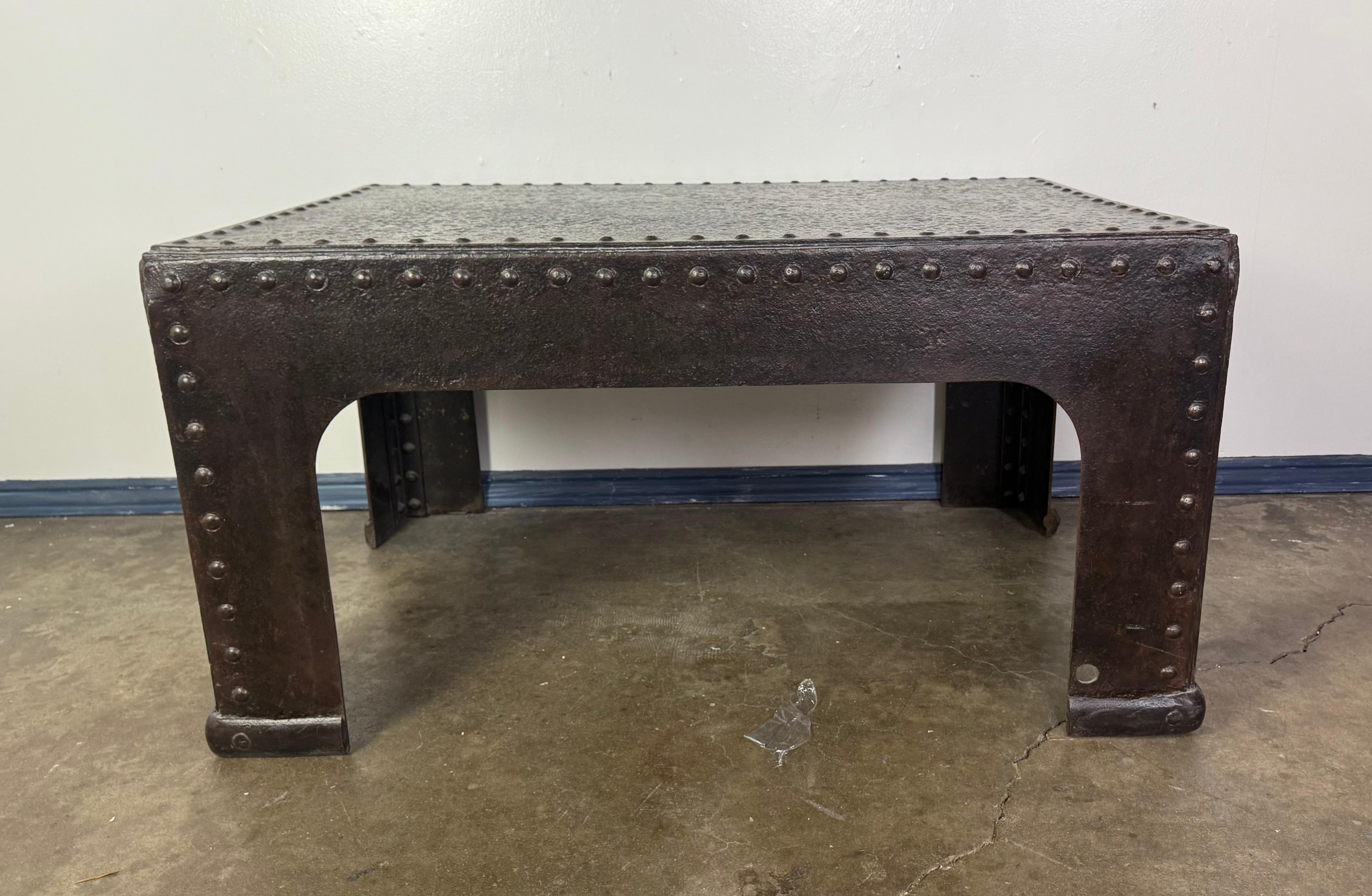 Esta mesa baja de centro, una sorprendente pieza de historia utilitaria, está magistralmente construida con chapa de acero recuperada de tanques militares de la década de 1940. Su forma pesada y monolítica irradia fuerza y resistencia, encarnando la