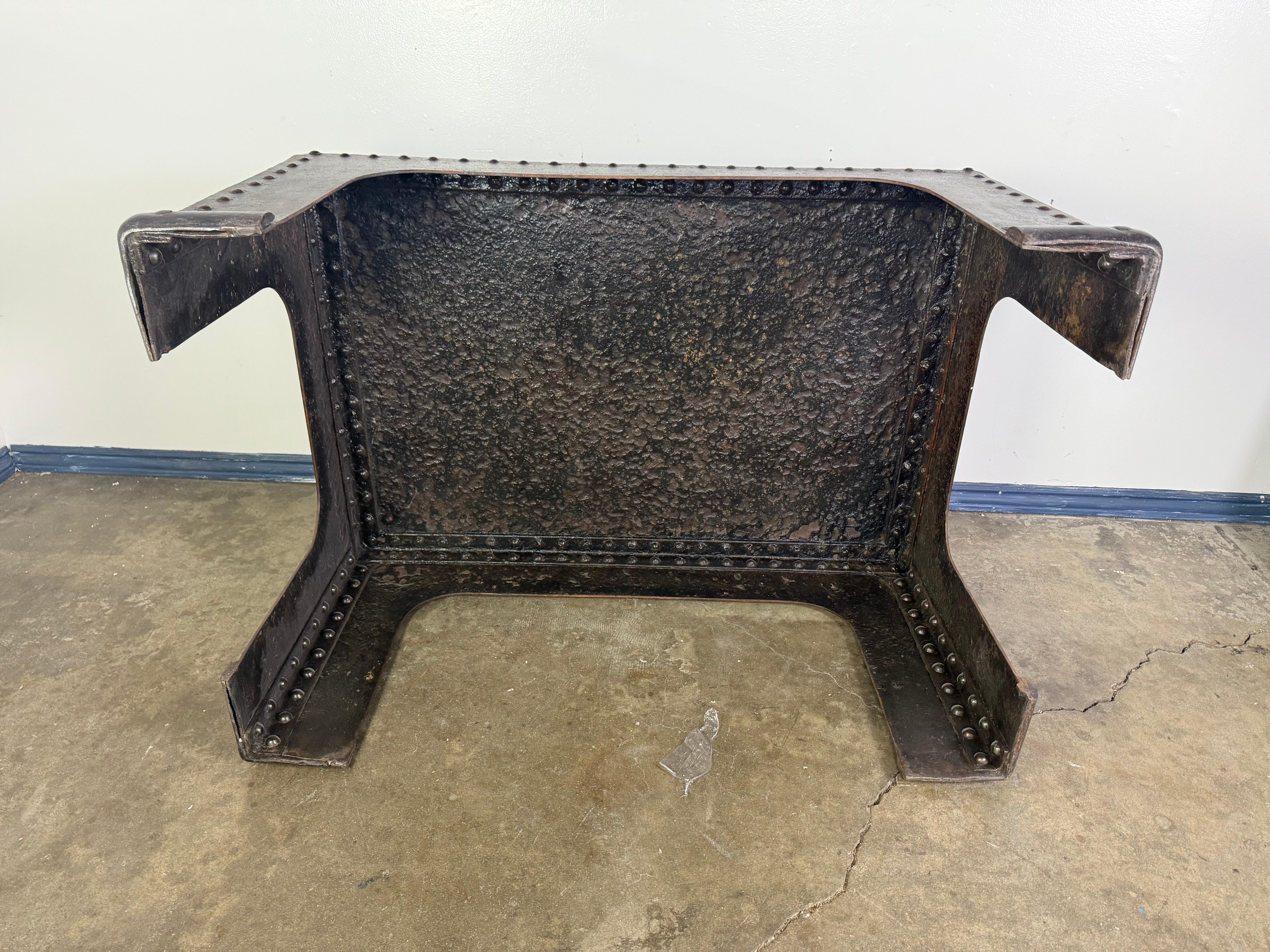 Mesa de centro industrial de hierro remachado procedente de tanques militares de la Segunda Guerra Mundial, años 40 en venta 9