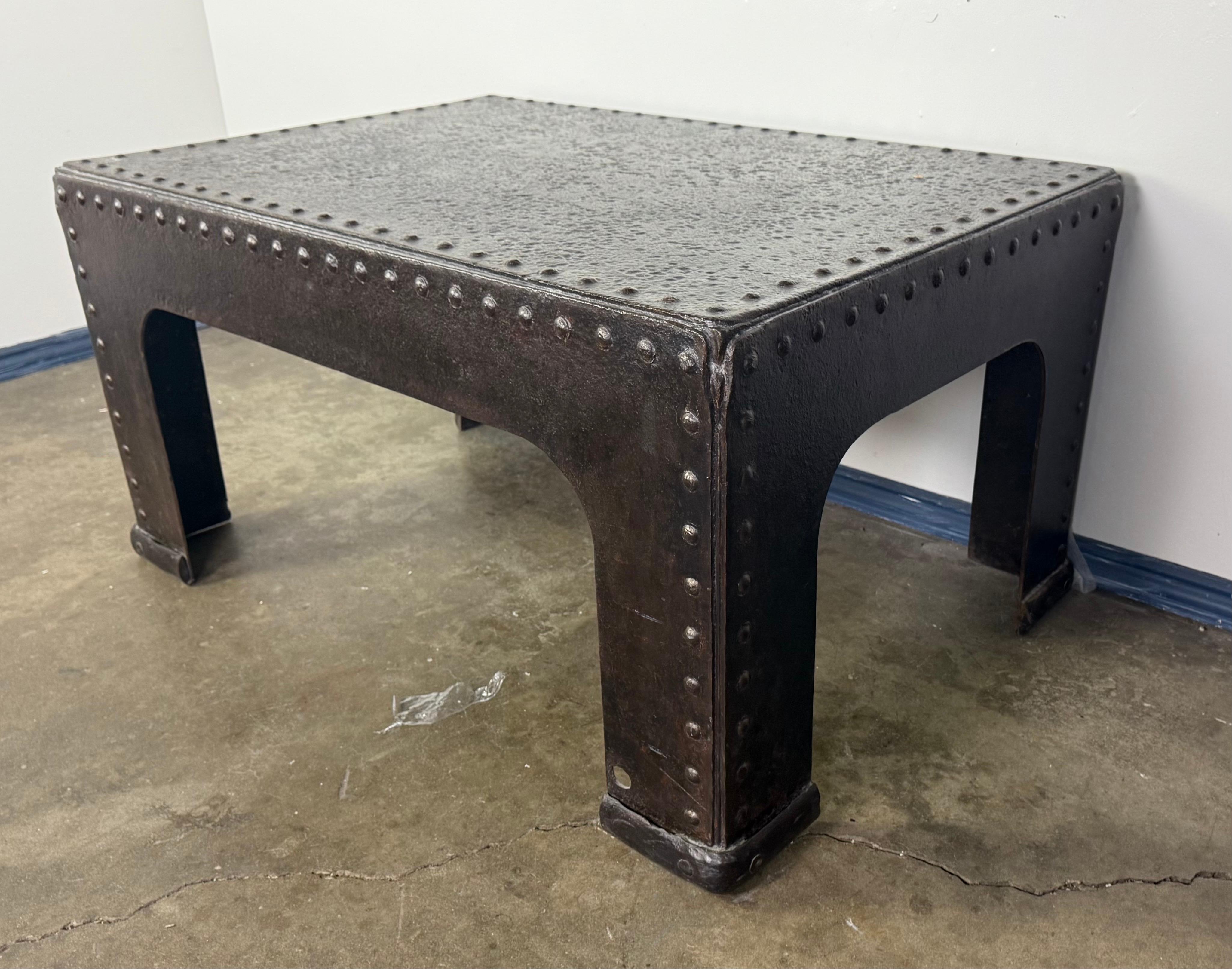 Mesa de centro industrial de hierro remachado procedente de tanques militares de la Segunda Guerra Mundial, años 40 Francés en venta