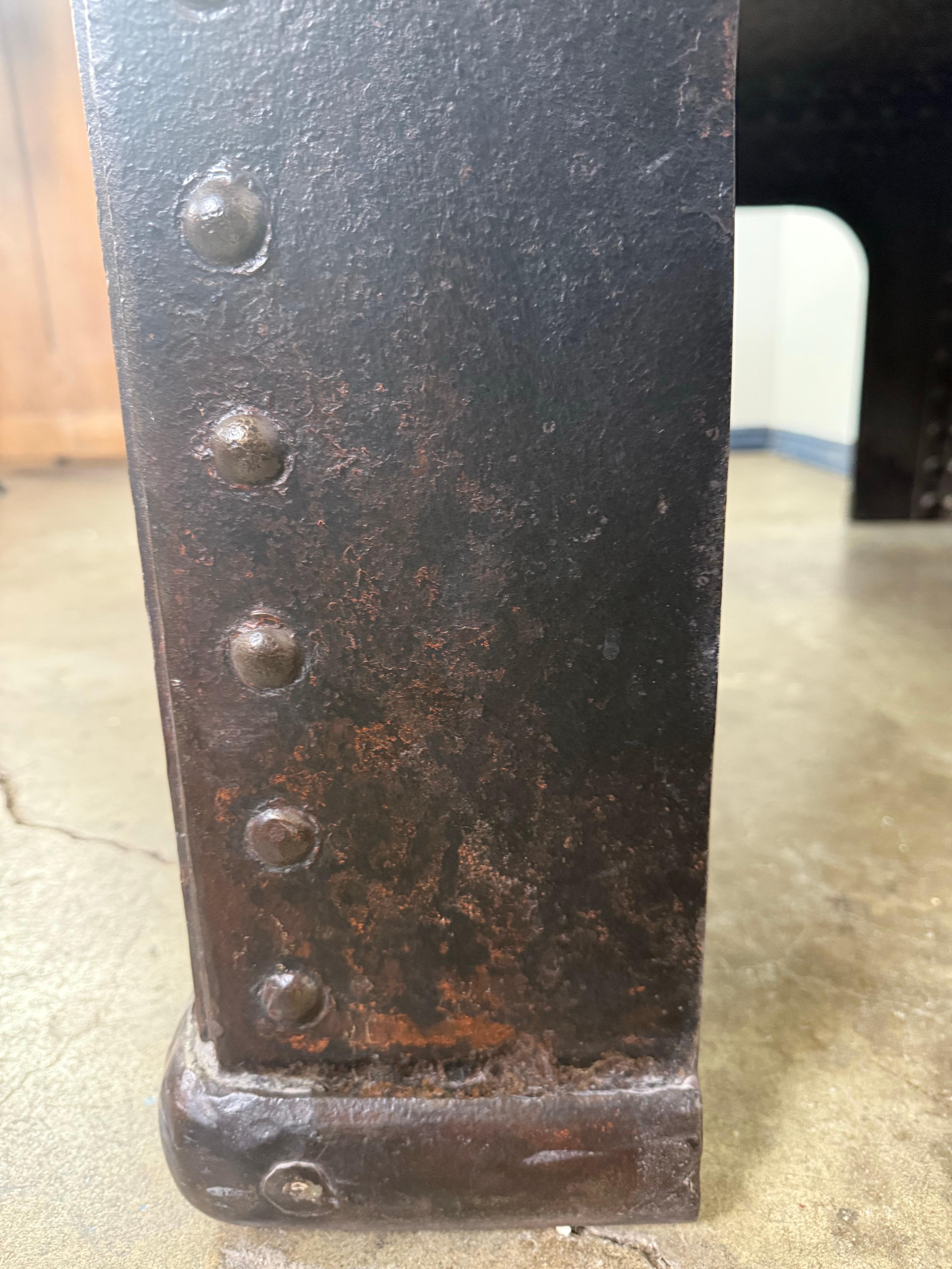 Mesa de centro industrial de hierro remachado procedente de tanques militares de la Segunda Guerra Mundial, años 40 Hecho a mano en venta
