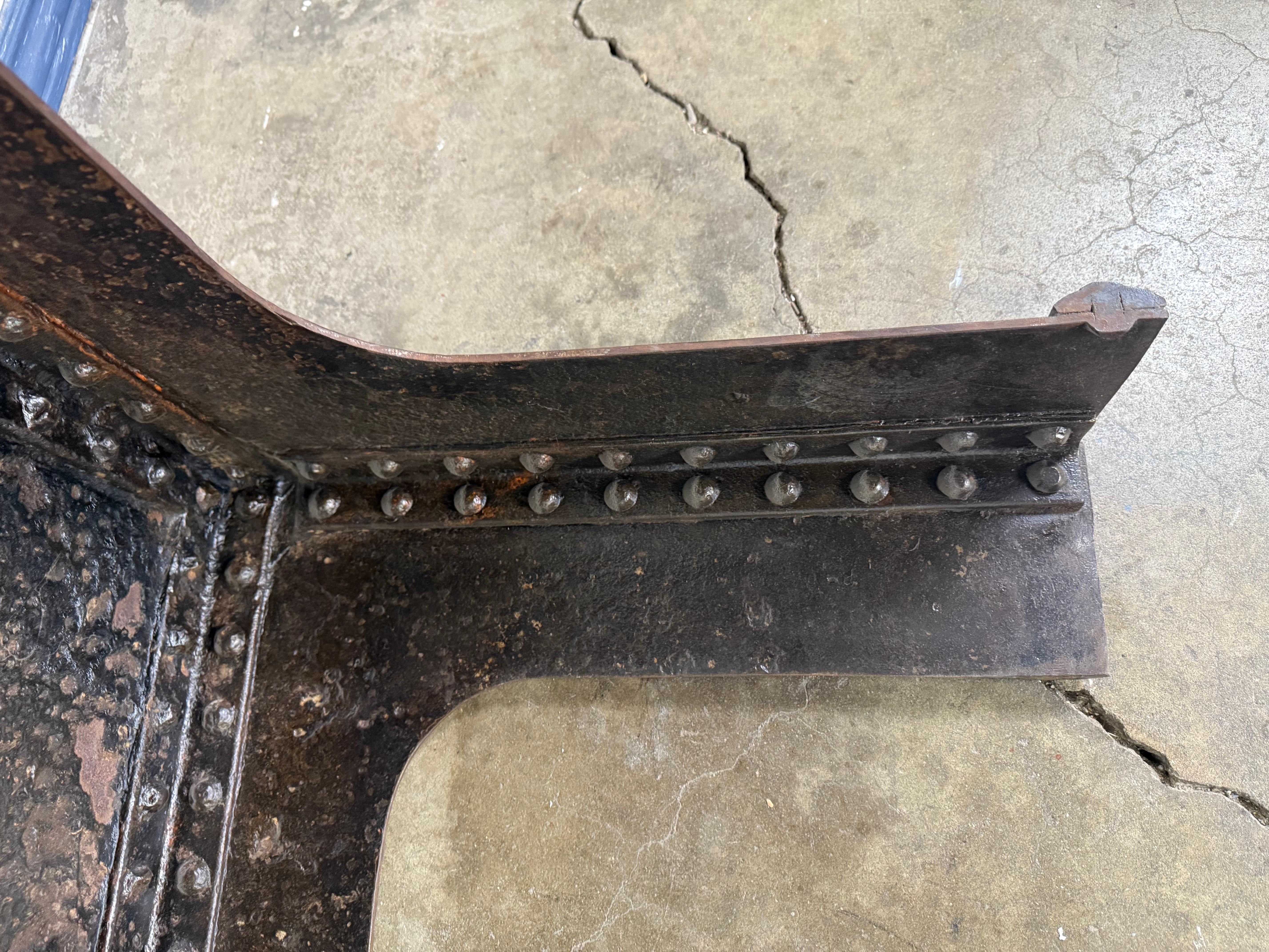 Mesa de centro industrial de hierro remachado procedente de tanques militares de la Segunda Guerra Mundial, años 40 en Desgastado estado para la venta en Los Angeles, CA