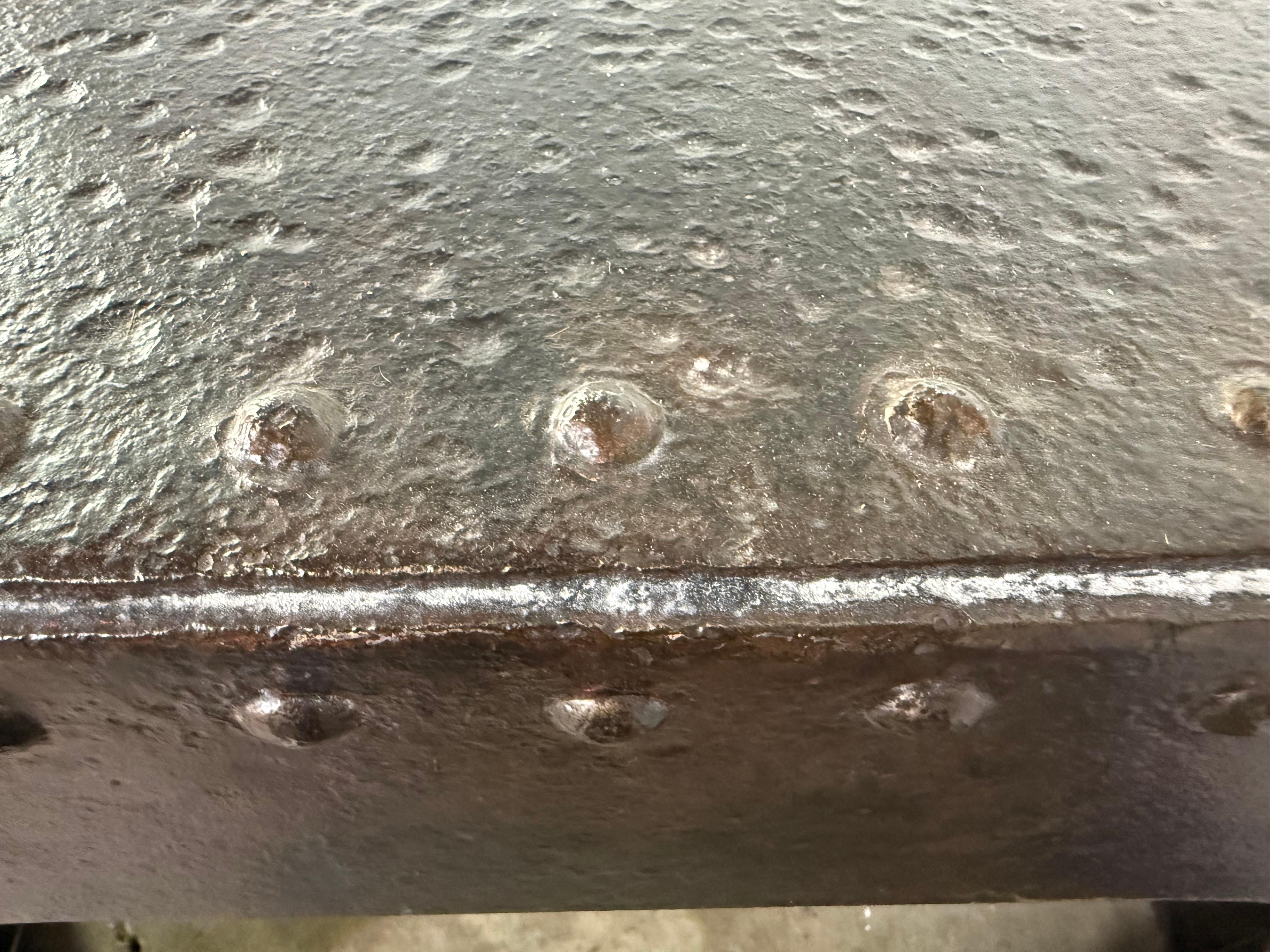 Mesa de centro industrial de hierro remachado procedente de tanques militares de la Segunda Guerra Mundial, años 40 mediados del siglo XX en venta