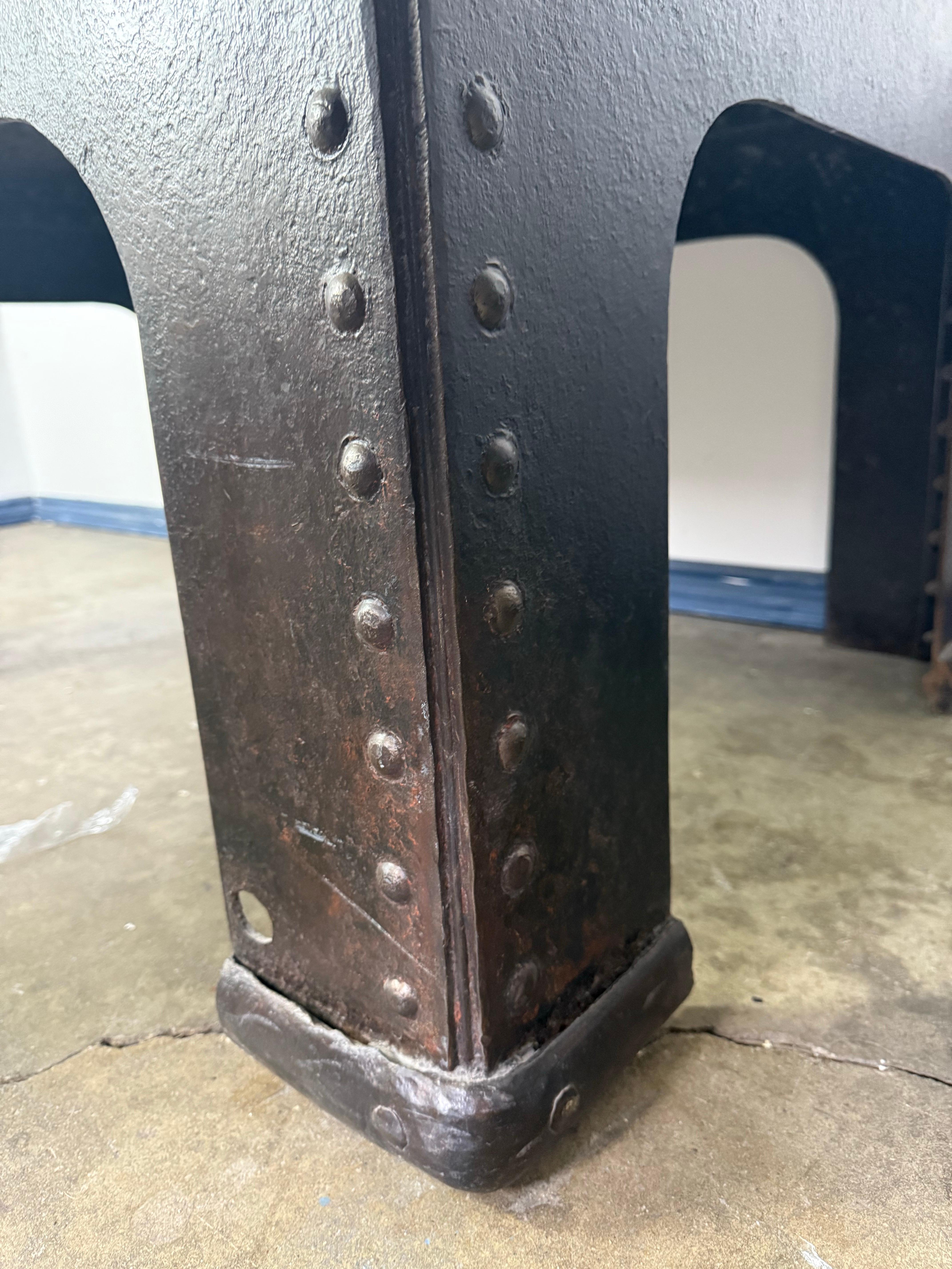 Mesa de centro industrial de hierro remachado procedente de tanques militares de la Segunda Guerra Mundial, años 40 Hierro en venta