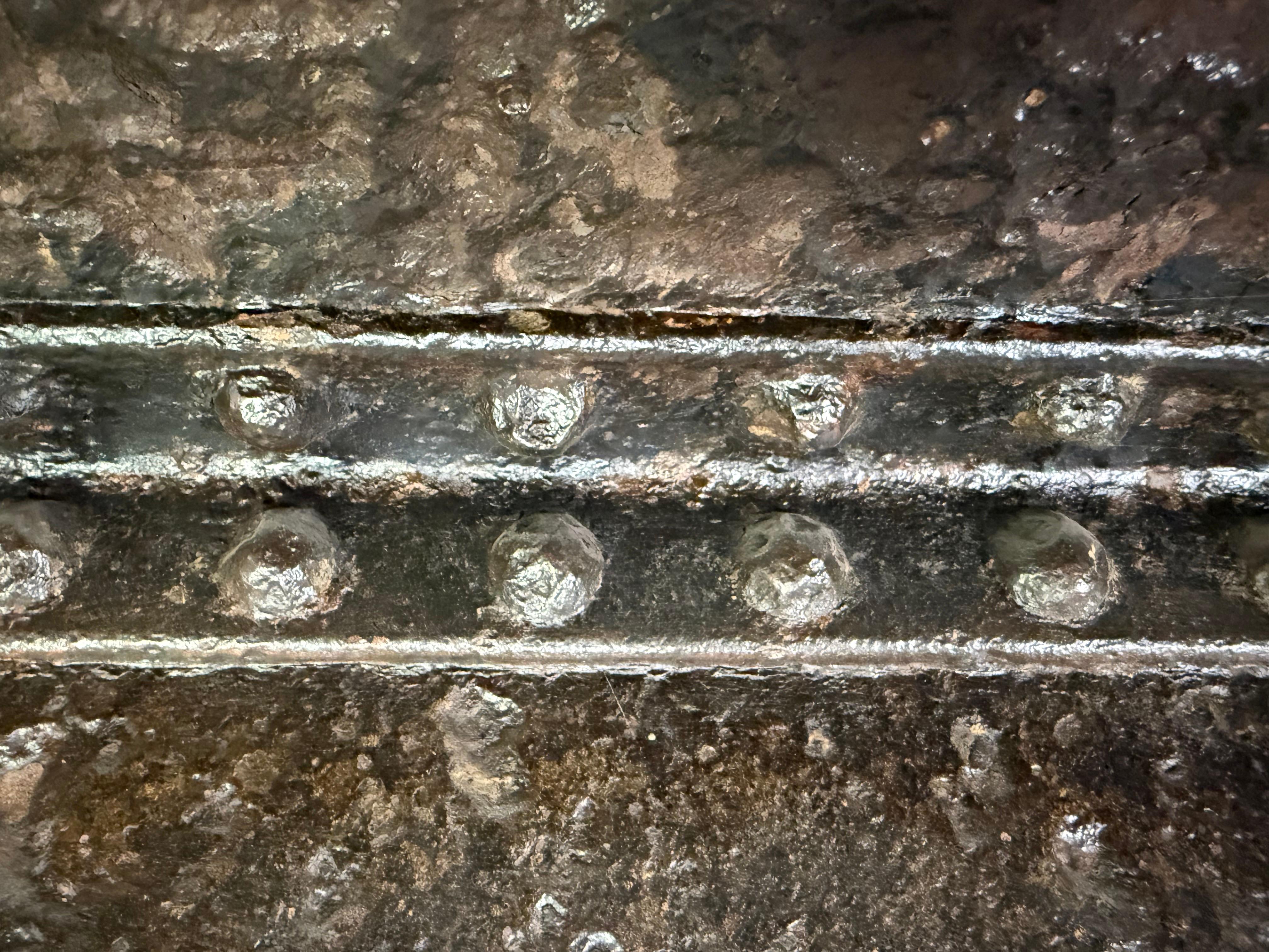 Mesa de centro industrial de hierro remachado procedente de tanques militares de la Segunda Guerra Mundial, años 40 en venta 1
