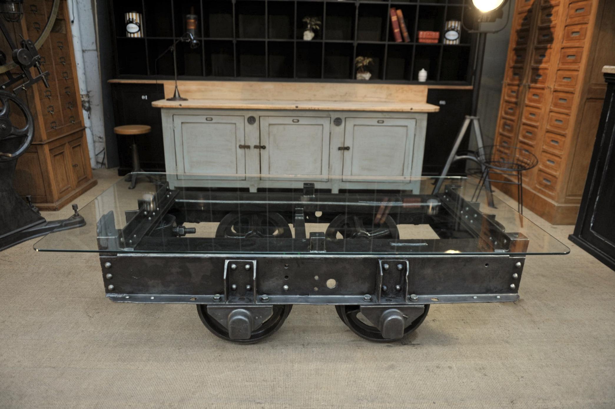 Incredible, 1900 French Rail way wagon coffee in polished big iron with big rivets and thick tempered glass .Top weight about 250 kg.
