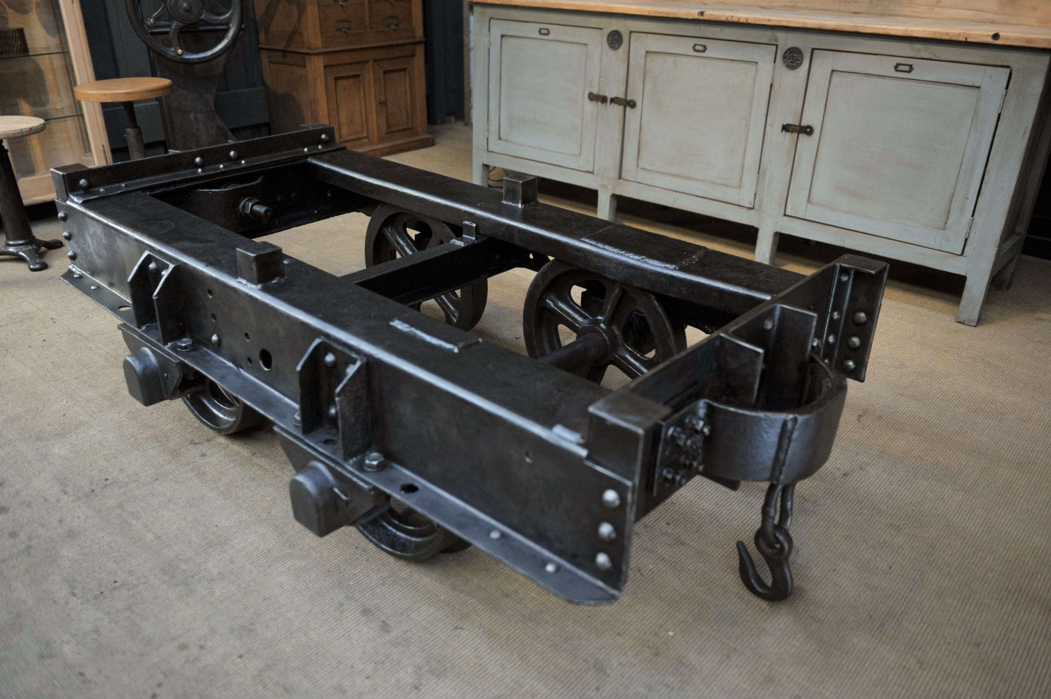 Industrial Riveted Iron Wagon Coffee Table, 1900 In Good Condition In Roubaix, FR