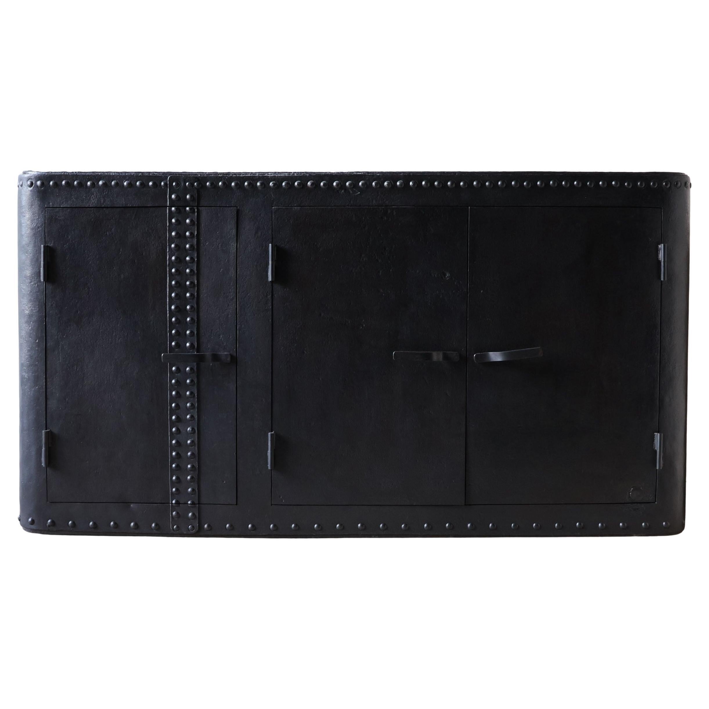 Credenza industriale rivettata ricavata da un antico serbatoio dell
acqua in vendita