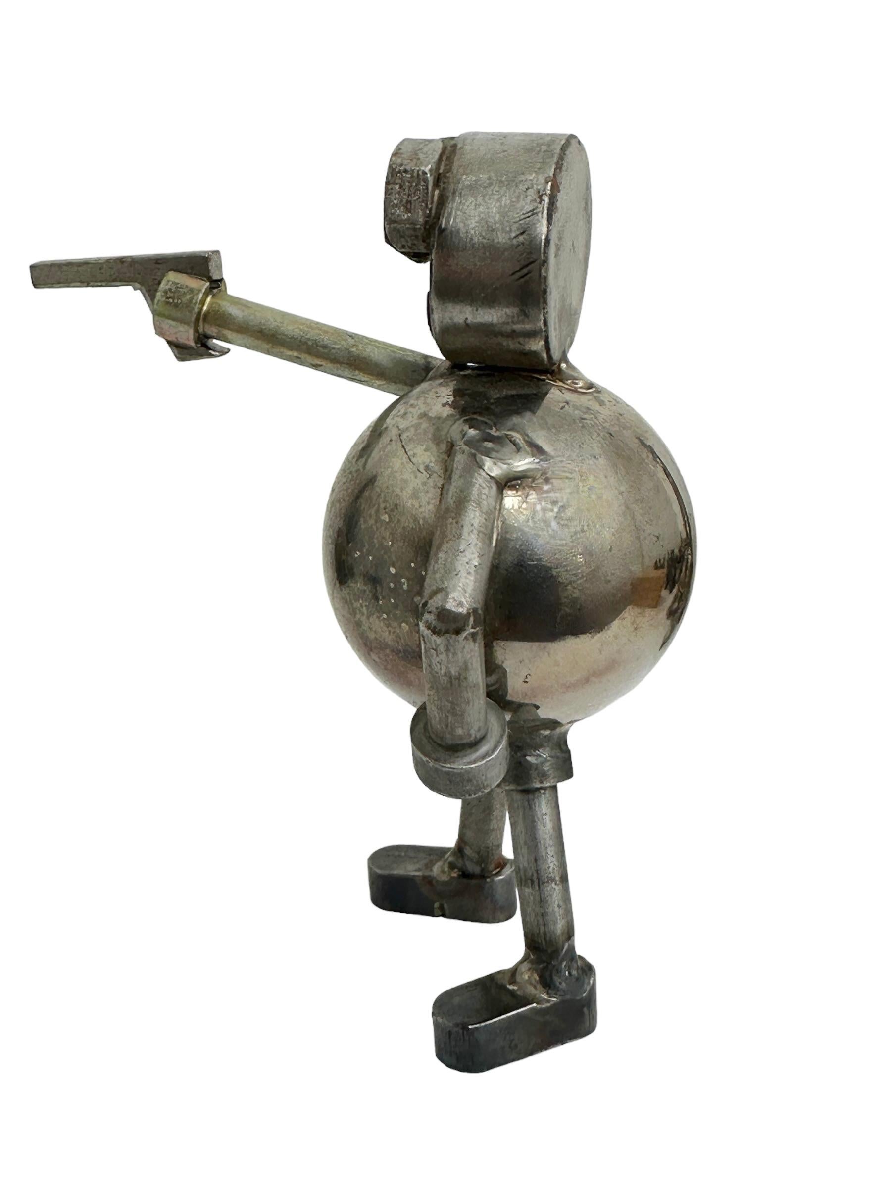 Un robot industriale realizzato negli anni '70. Questo oggetto unico era tradizionalmente un esercizio dato a un macchinista alle prime armi per testare la sua conoscenza e abilità nell'utilizzo della macchina. Richiede un calcolo accurato,