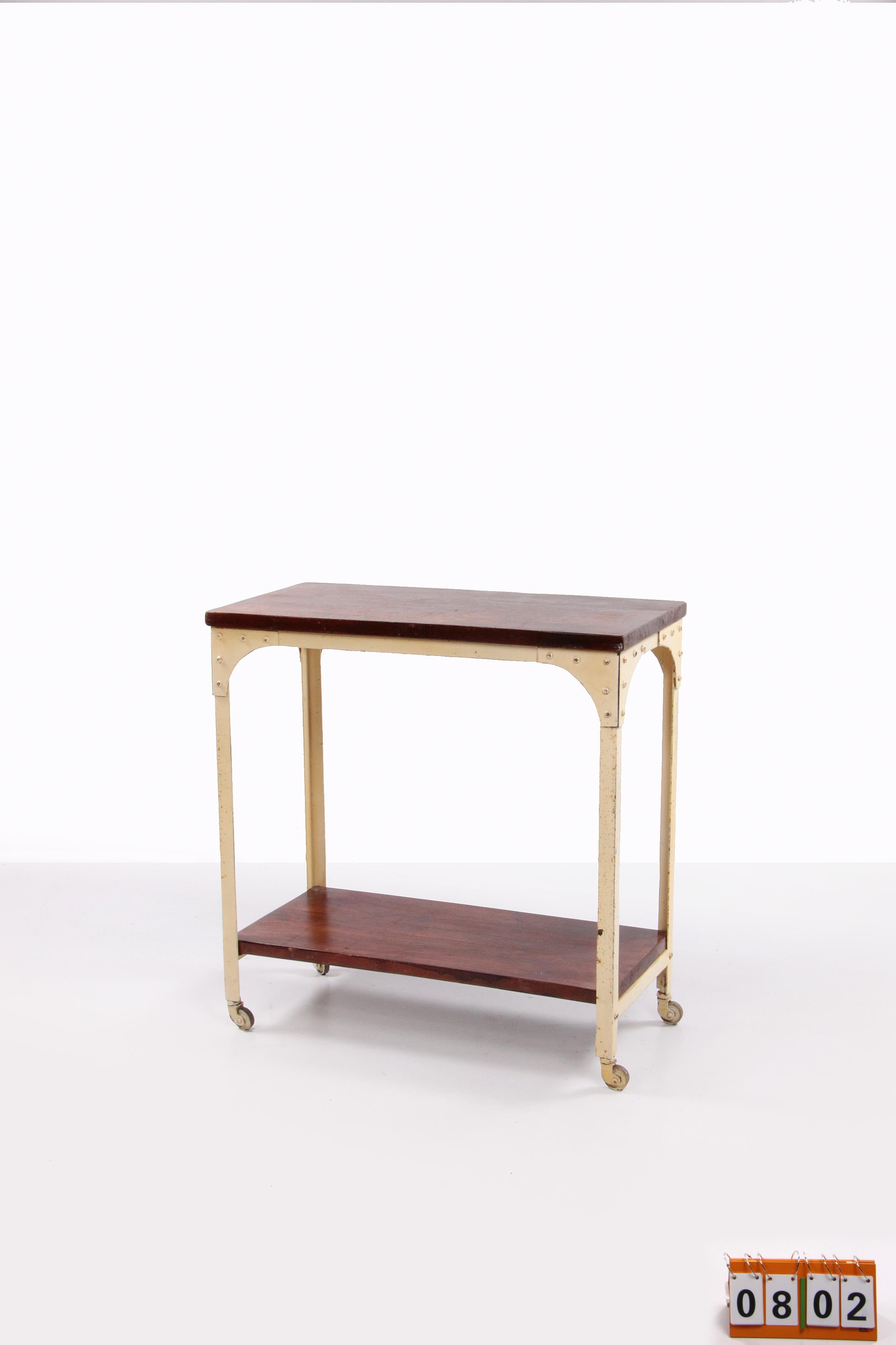 Industrieller robuster Industrieller Beistelltisch aus Holz und Metall, 1970, England im Angebot 7