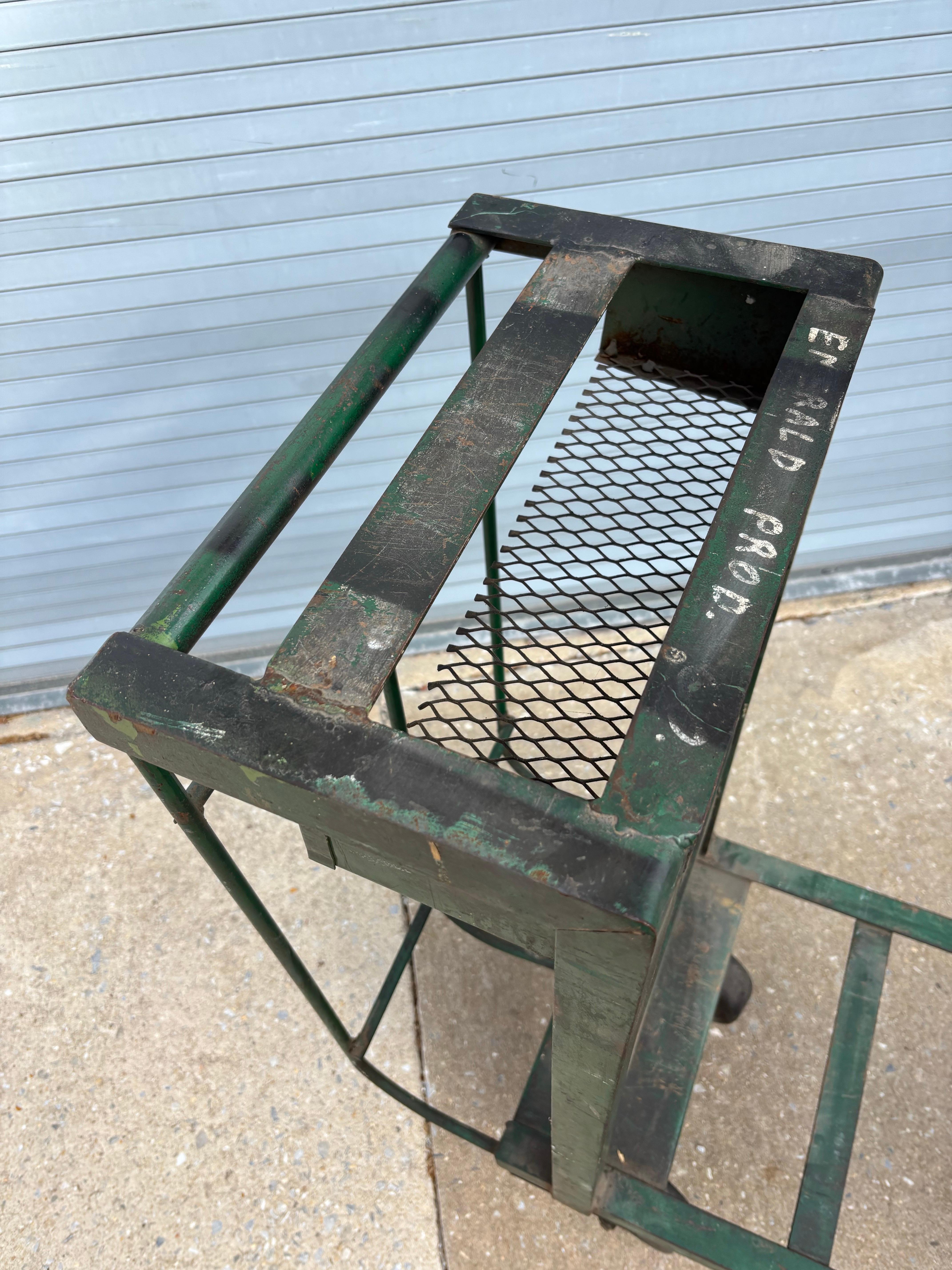 Carro rodante de hierro industrial.  Lo compré hace unos 20 años en el taller de máquinas Emerald de Filadelfia.  ¡Lo utilicé durante años para guardar libros en mi desván!  Funciona muy bien y todo sigue funcionando.  ¡Causa una 1ª impresión