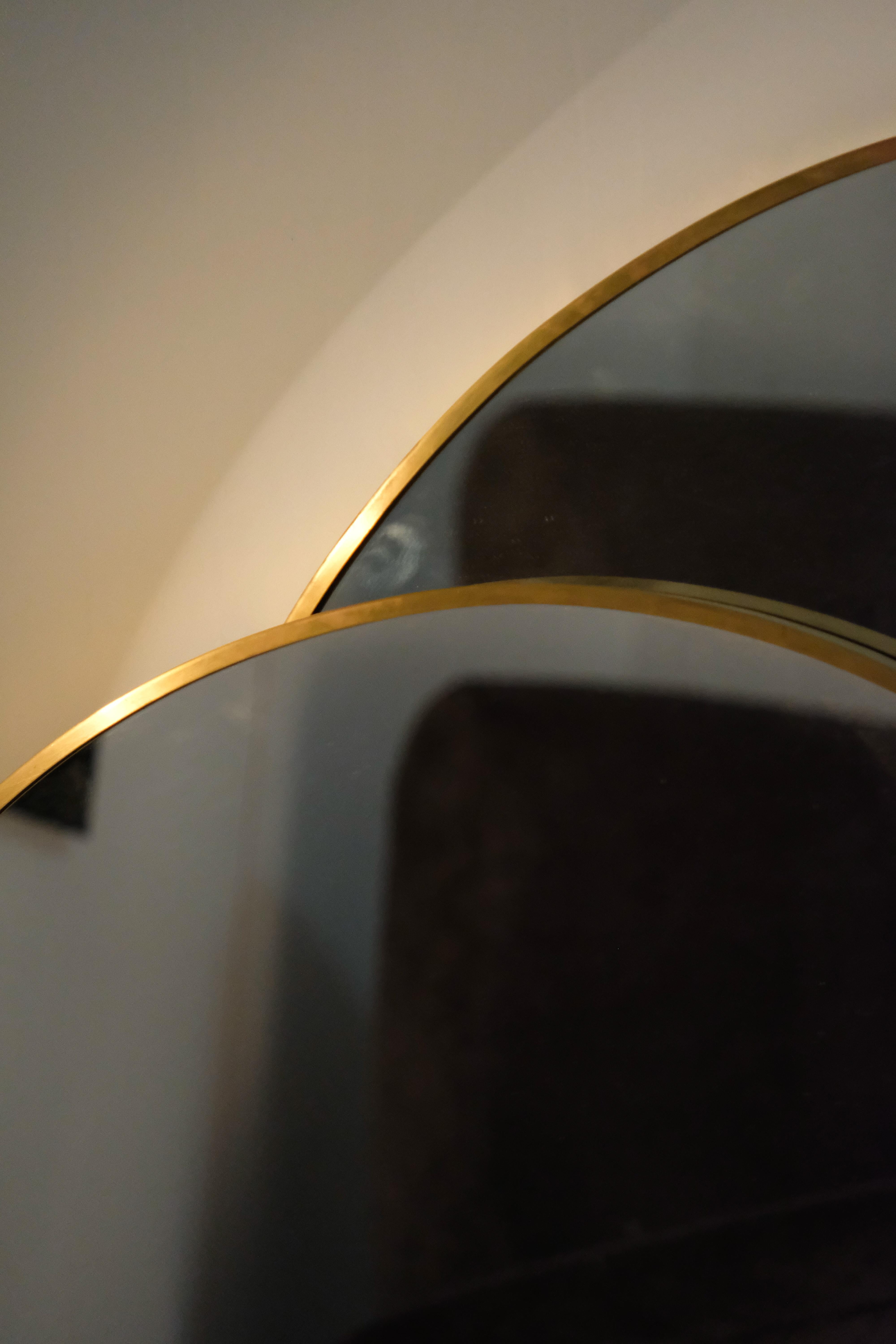 Miroir rond industriel artisanal avec cadre en laiton authentique fabriqué à la main XS en vente 4