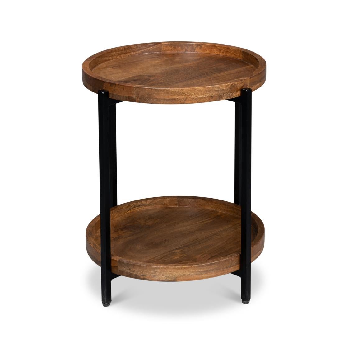 Un mélange parfait de design industriel et de beauté naturelle. Cette table présente un cadre en fer élégant en finition noire, associé à un riche bois de manguier pour le plateau rond et l'étagère inférieure. 

Les tons chauds du bois de manguier