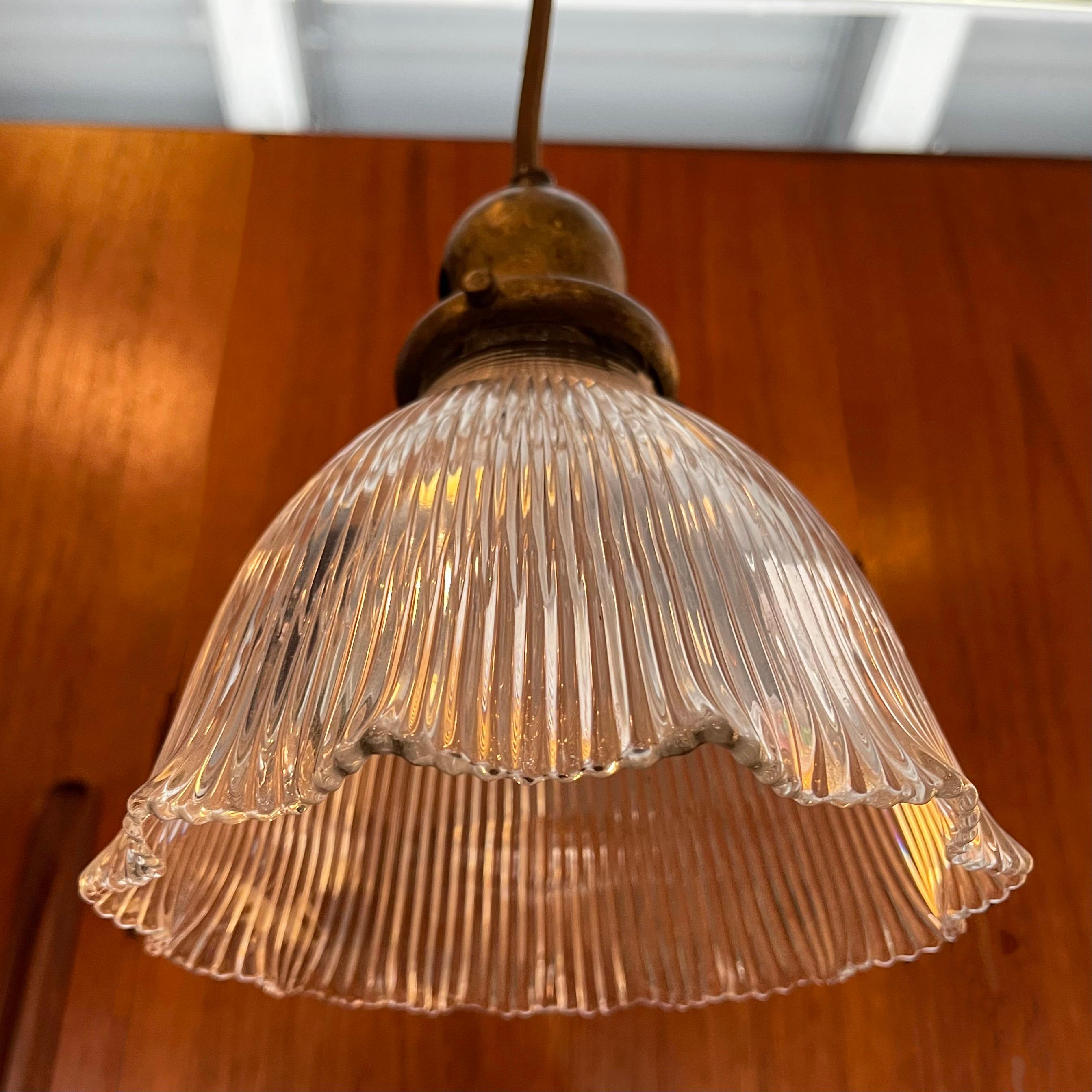 Laiton Lampe à suspension industrielle à cloche de Holophane à volants en vente