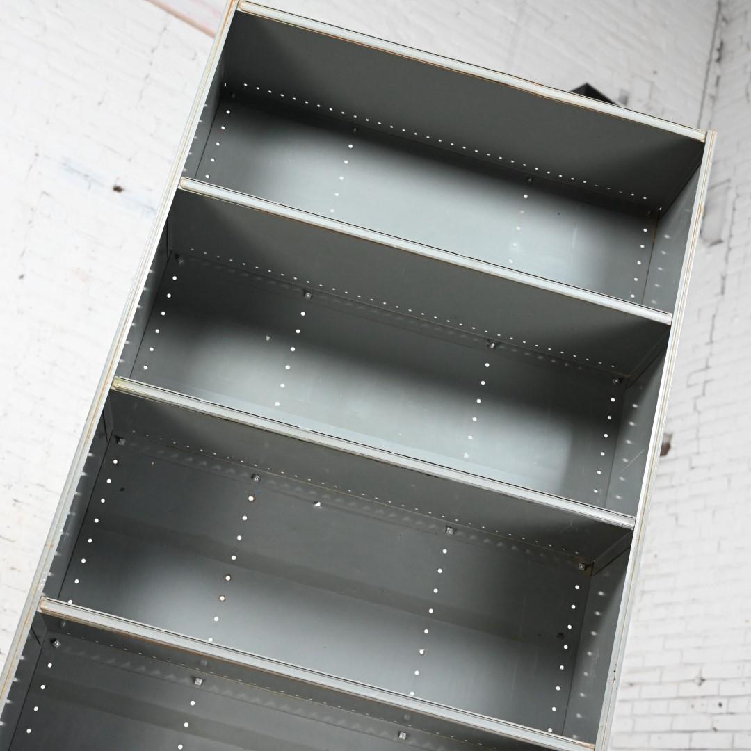 Industrielles rustikales Industrie-Bücherregal oder Vitrinenschrank aus Metall im Used-Look  im Angebot 1
