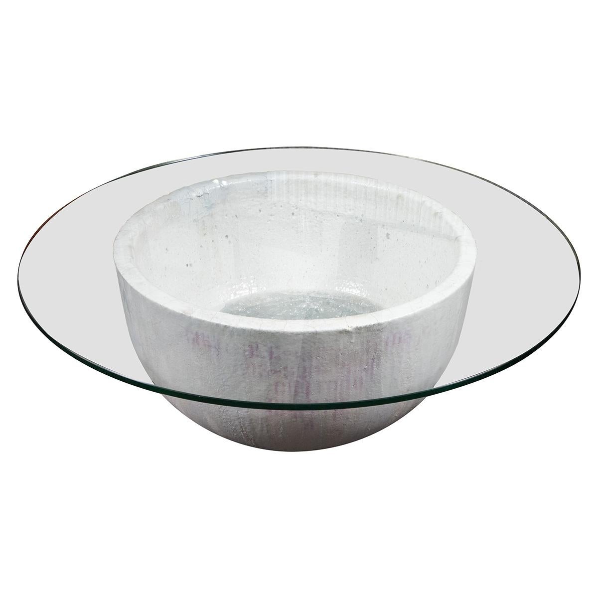 Table basse rare et inhabituelle fabriquée à partir d'un pot de fusion de verre massif. Des éléments en verre fondu et fusionné sont exposés dans le pot.